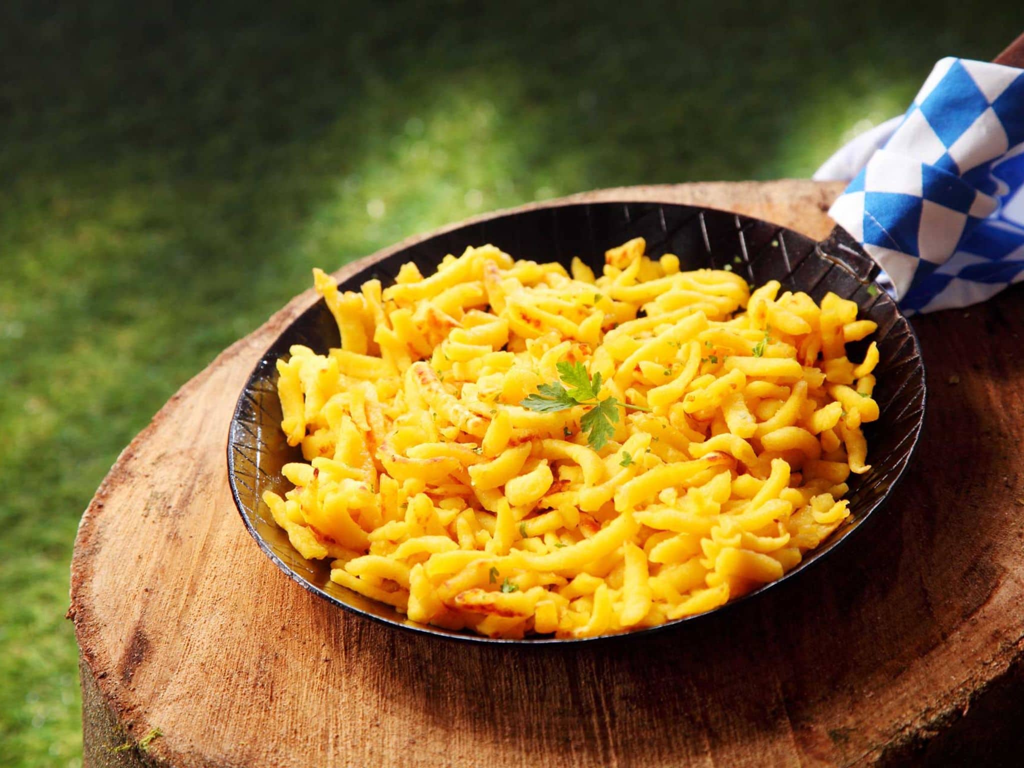 Käsespätzle in einer Pfanne