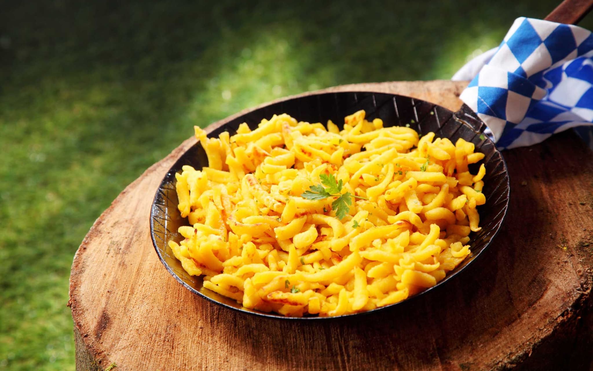 Käsespätzle in einer Pfanne