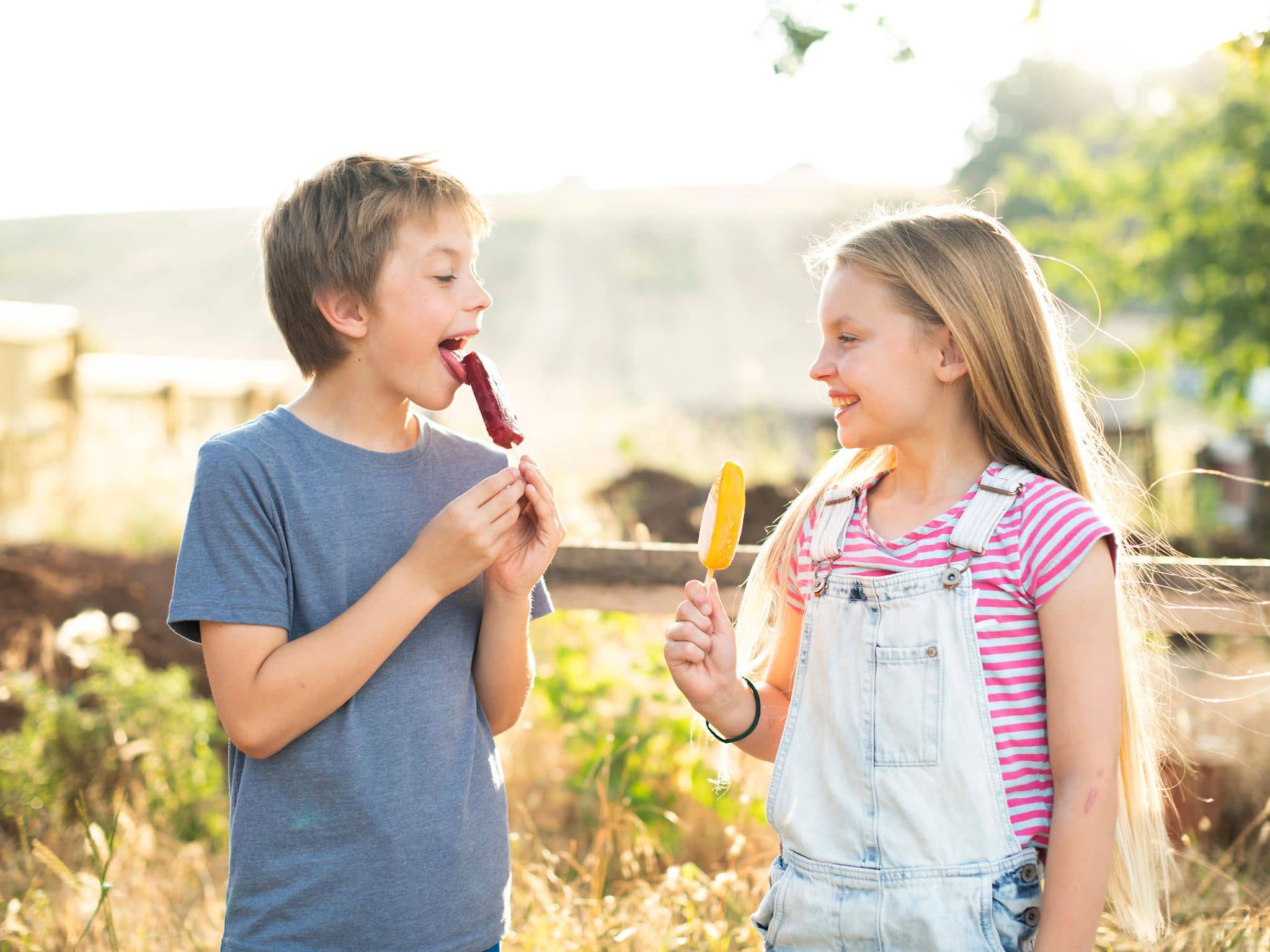 Eiskalte Erfrischung: Zwei Kinder essen ein selbstgemachtes Eis am Stiel.