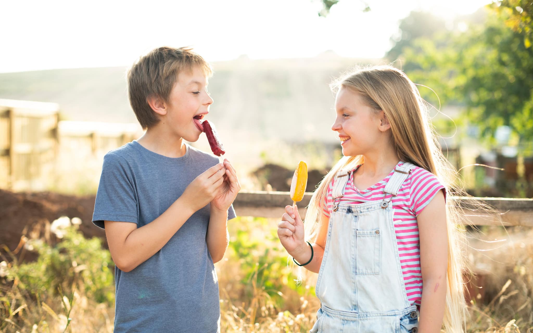 Eiskalte Erfrischung: Zwei Kinder essen ein selbstgemachtes Eis am Stiel.