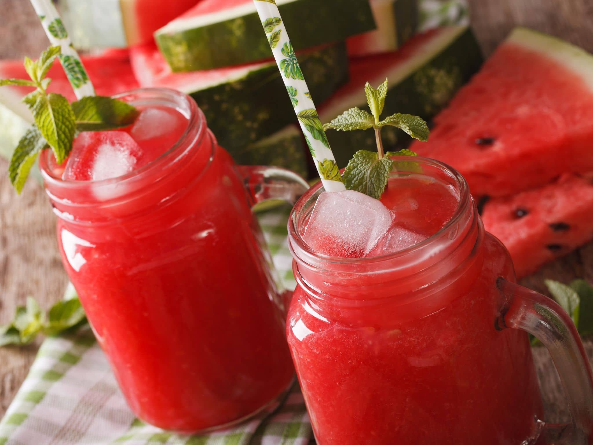 Wassermelonen-Smoothie: Zwei Trinkgläser mit leckeren Wassermelonen-Smoothie-Variationen