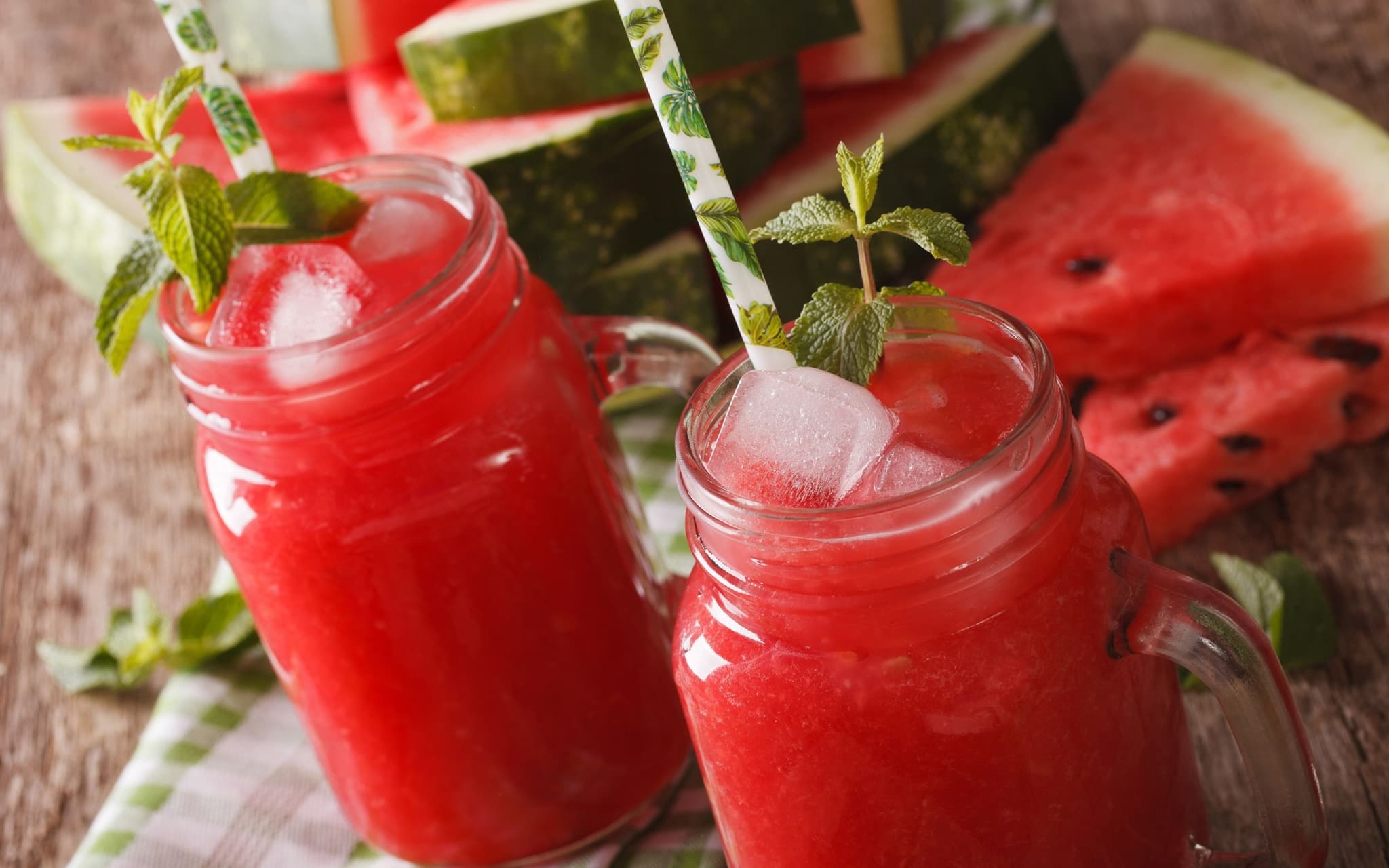 Wassermelonen-Smoothie: Zwei Trinkgläser mit leckeren Wassermelonen-Smoothie-Variationen