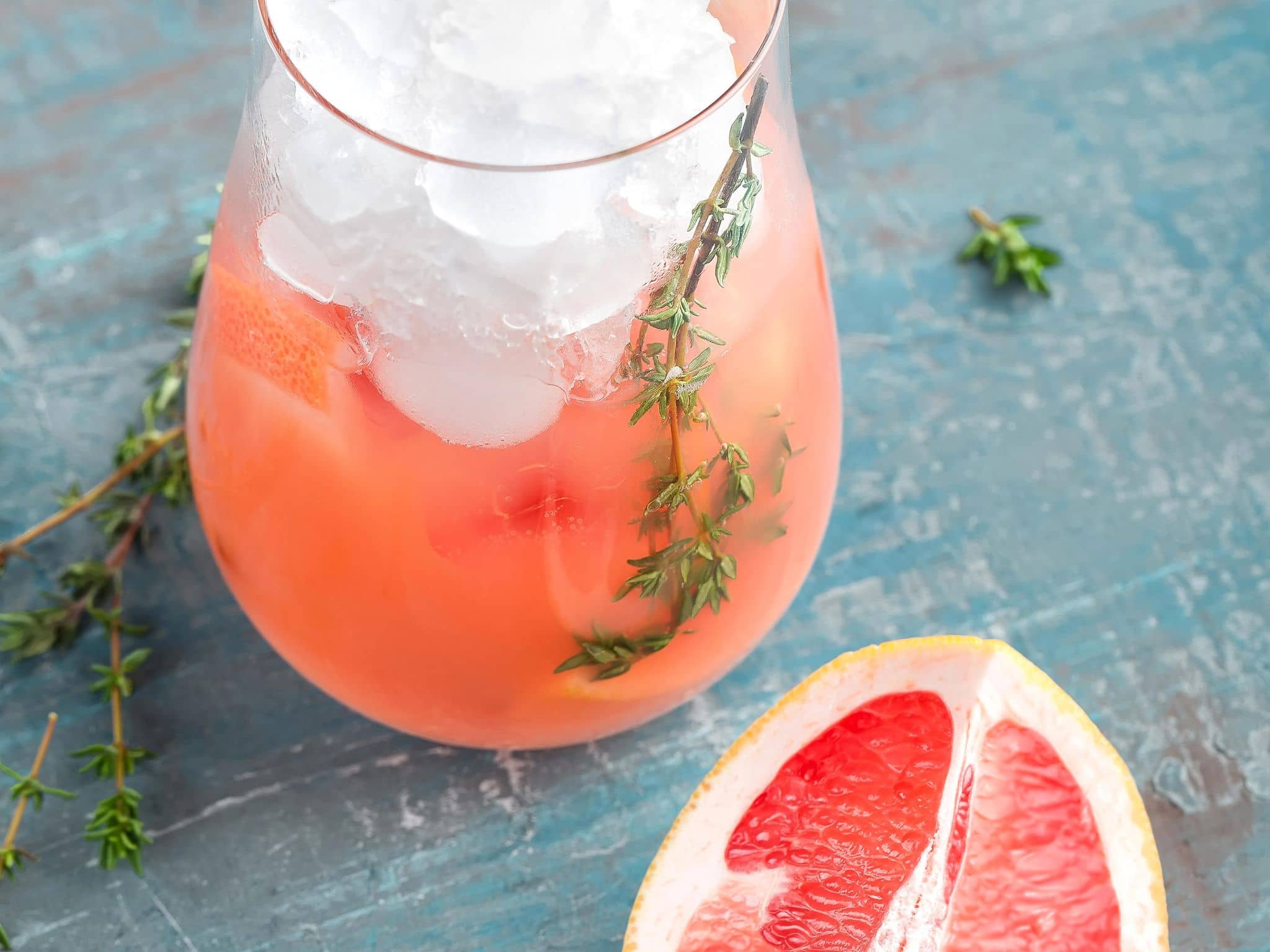 Rezeptfoto: Pink Tonic mit Grapefruit und Rhabarber