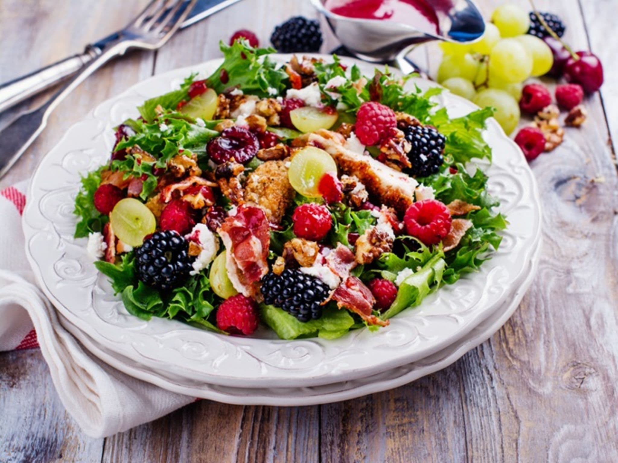 Mediterranner Sommersalat: Bunter Salatteller mit Beeren und Fleisch