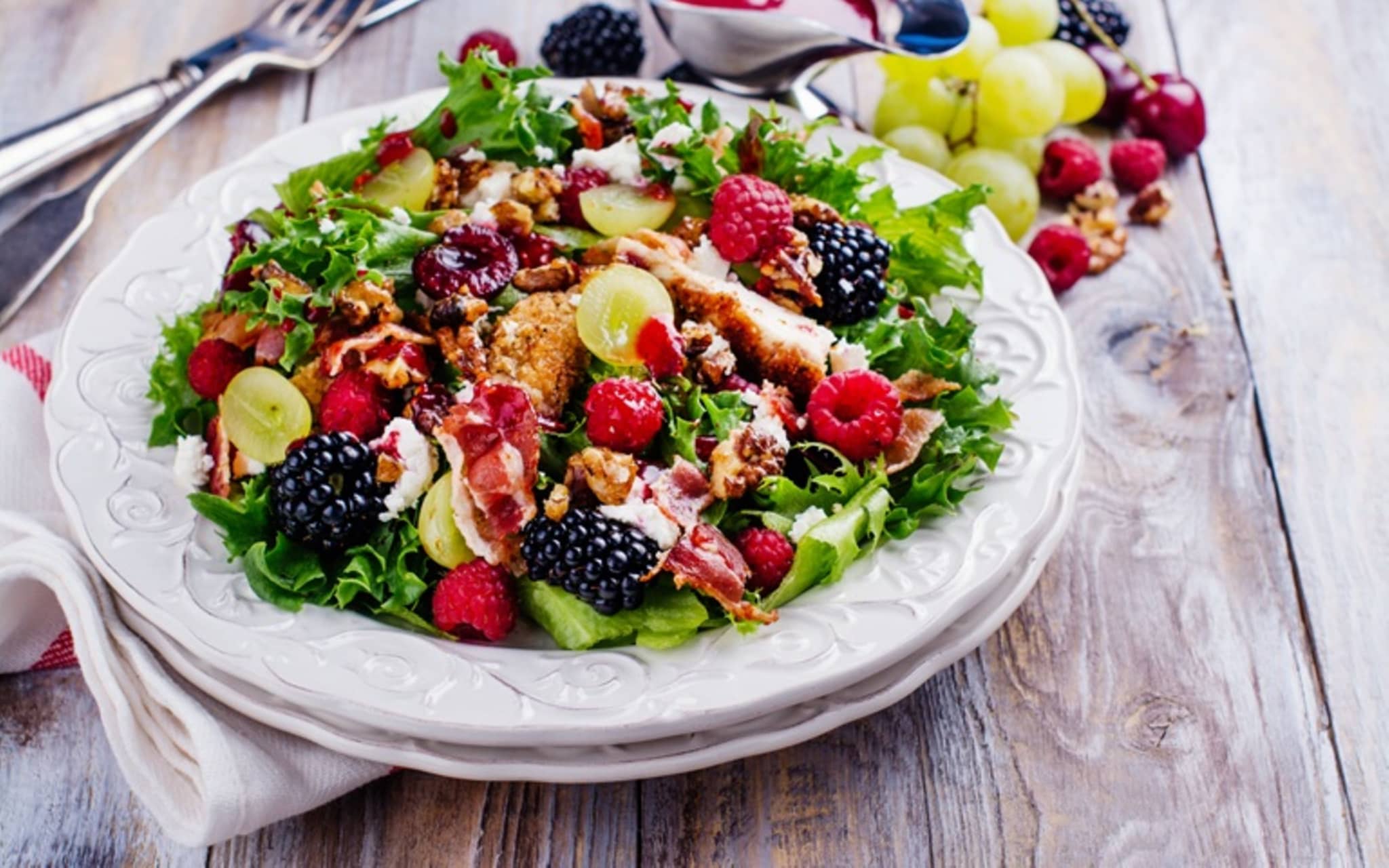 Mediterranner Sommersalat: Bunter Salatteller mit Beeren und Fleisch