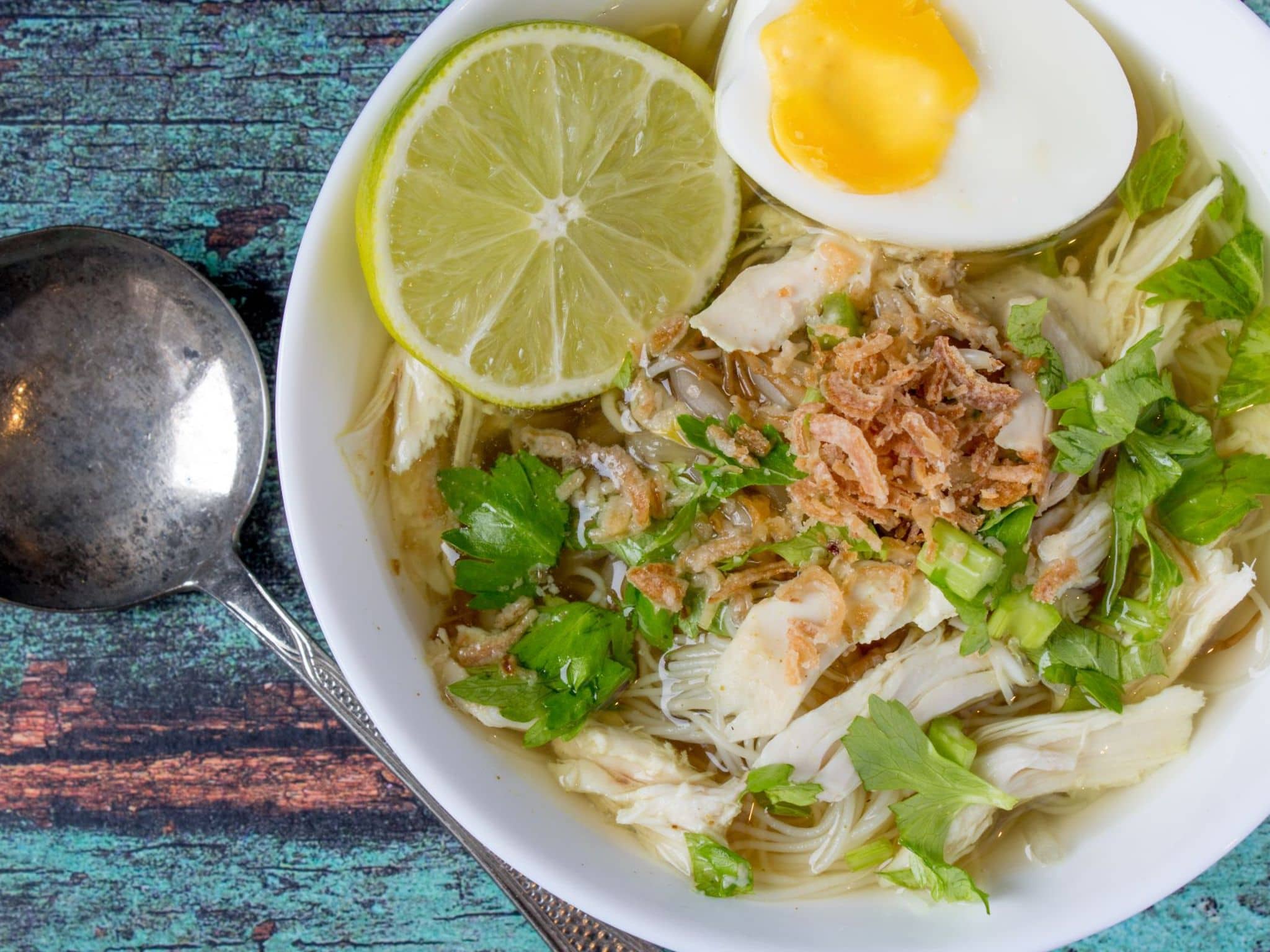 Abb-Soto-Ayam-Huehnersuppe-shutterstock_Arisa-Setya_535489831