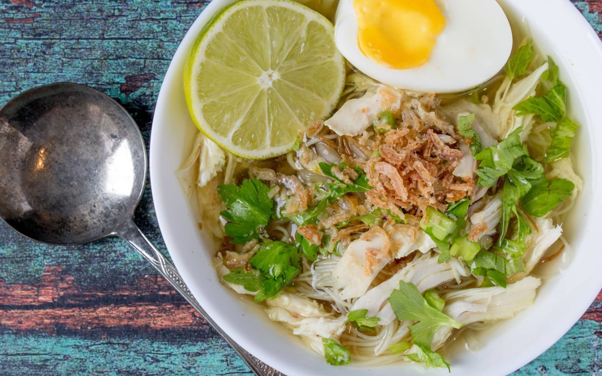 Abb-Soto-Ayam-Huehnersuppe-shutterstock_Arisa-Setya_535489831