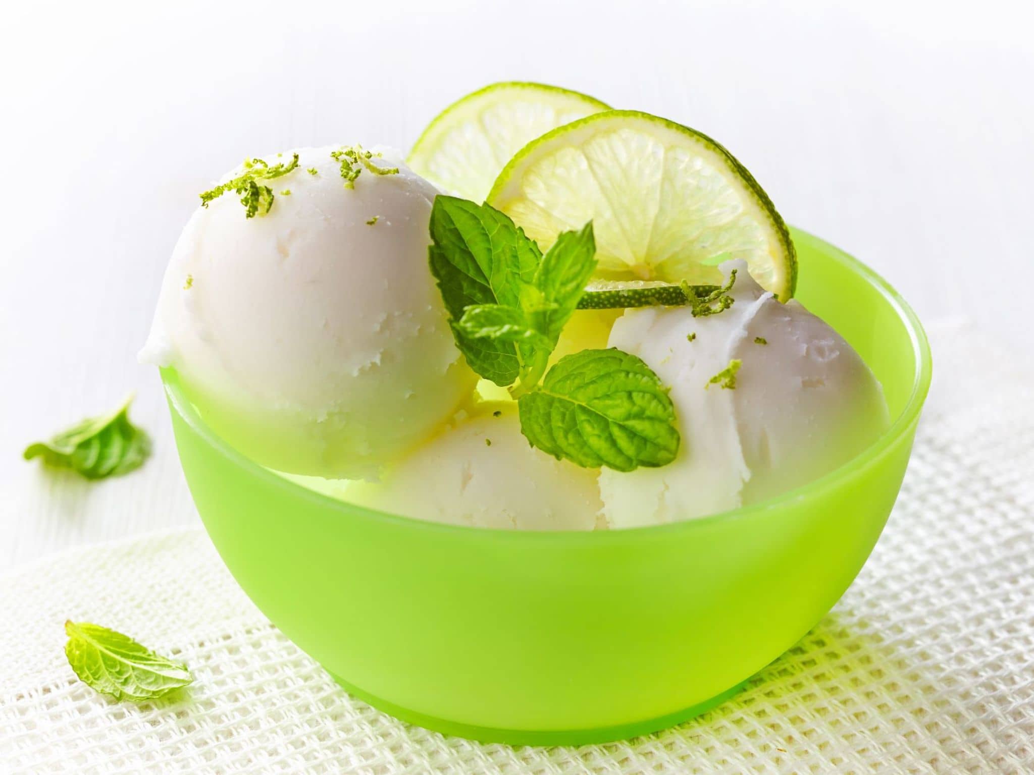 Eine Schale mit leckerem selbstgemachten Limettensorbet.