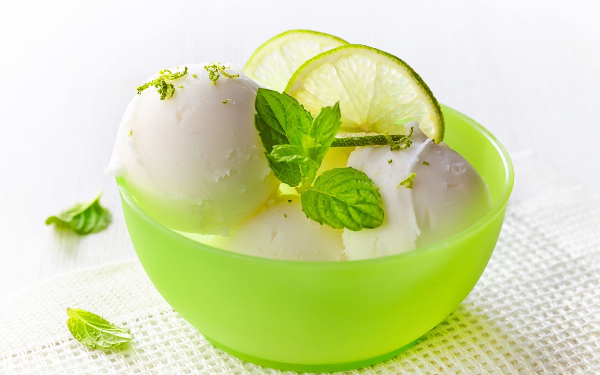 Eine Schale mit leckerem selbstgemachten Limettensorbet.
