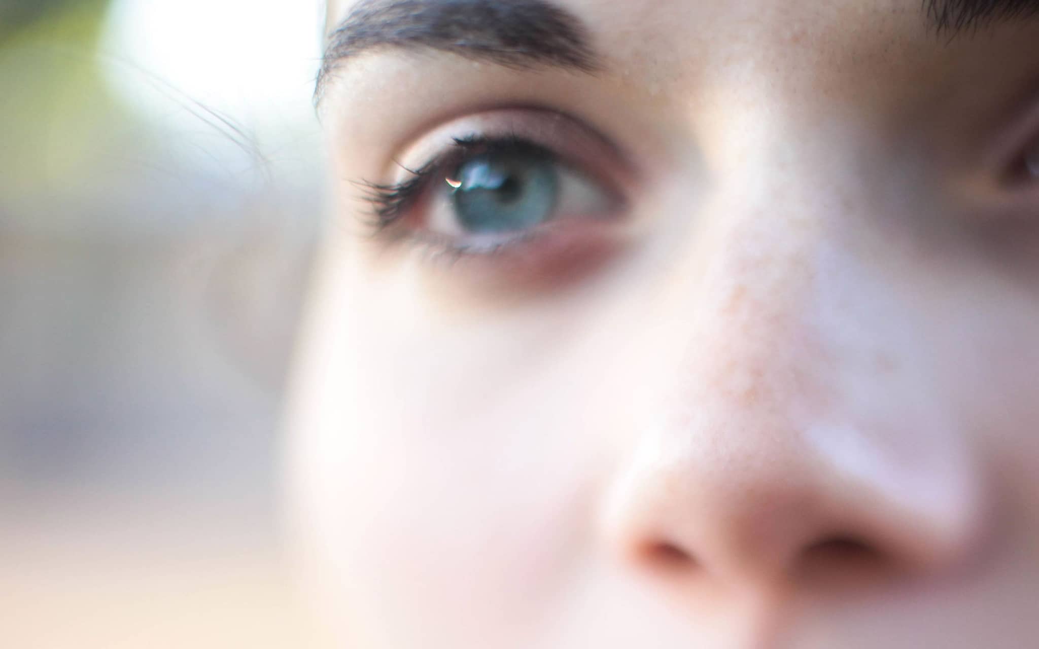 Folgeerkrankungen von Diabetes: Auge einer Frau in Nahaufnahme.