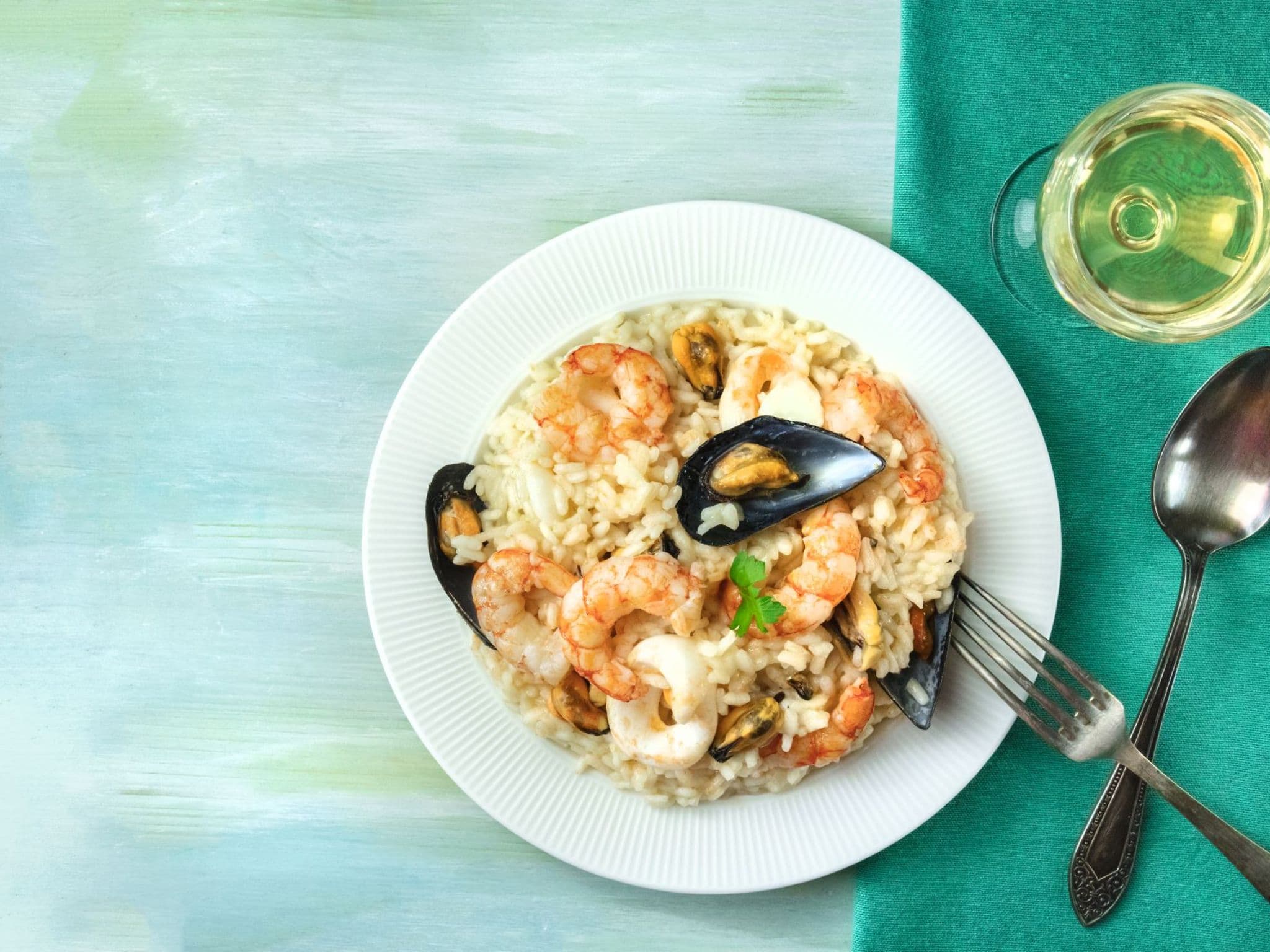 Teller mit einem Risotto mit Meeresfrüchten.