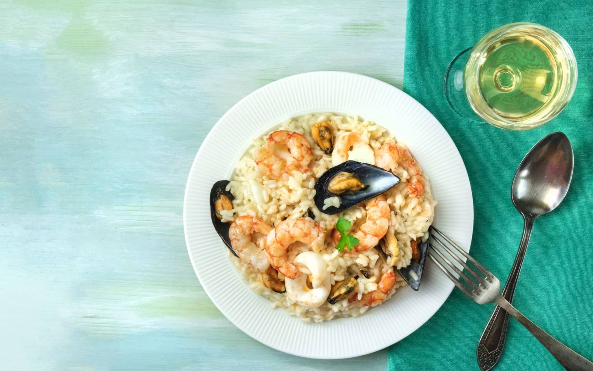 Teller mit einem Risotto mit Meeresfrüchten.