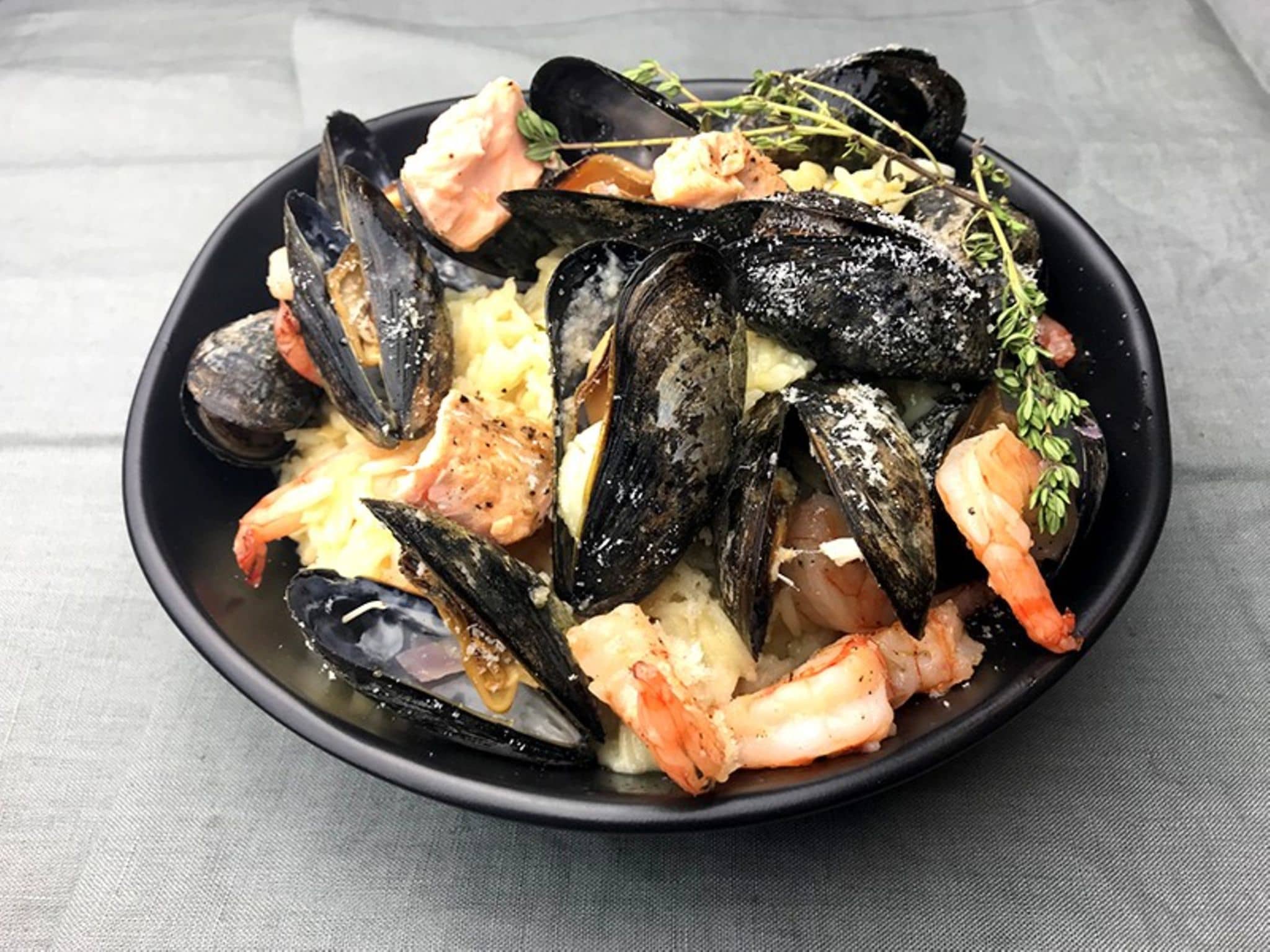 Zubereitung der Muscheln für das Risotto mit Meeresfrüchten.