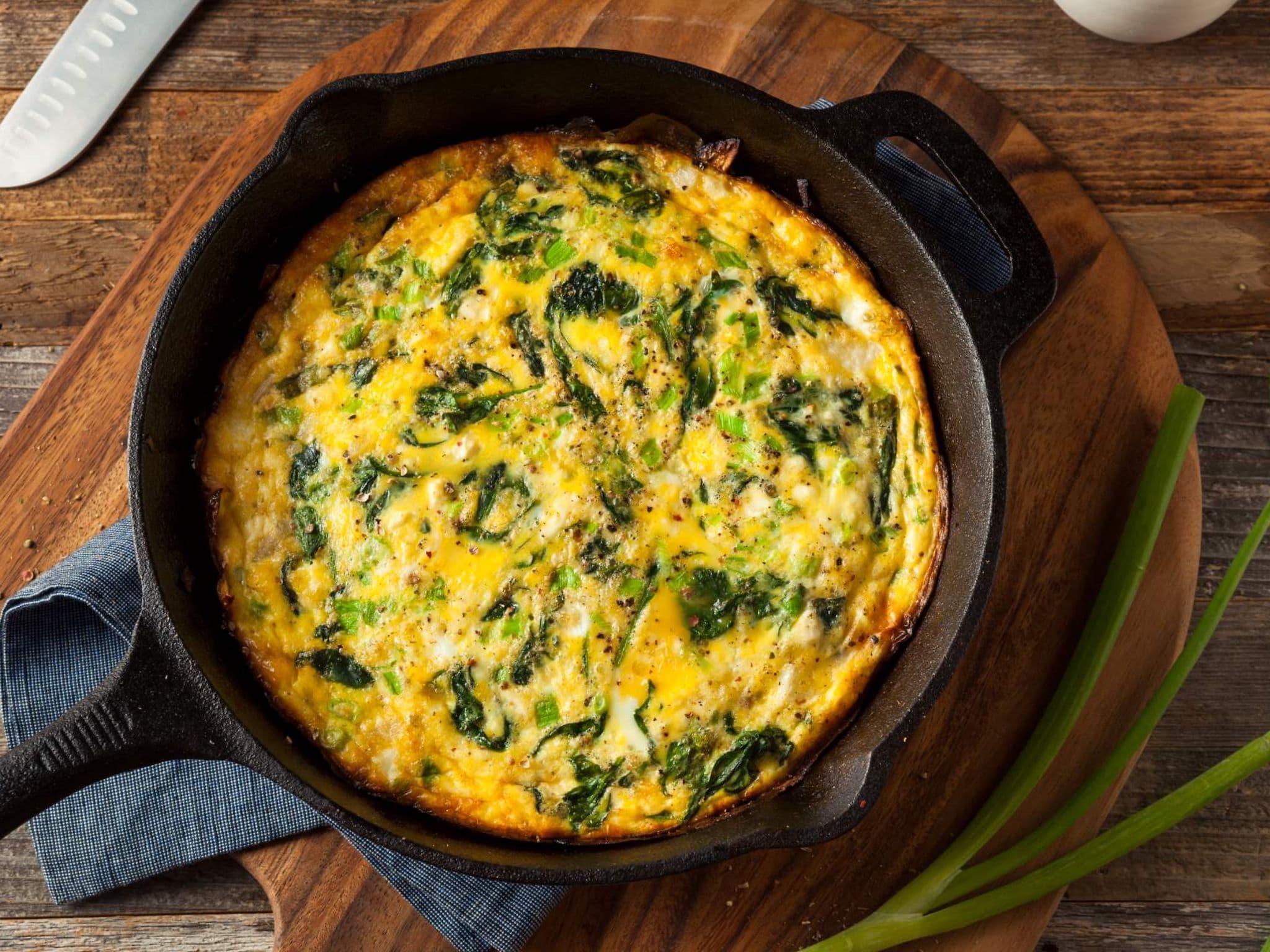 Frittata mit Spinat in einer ofenfesten Pfanne.