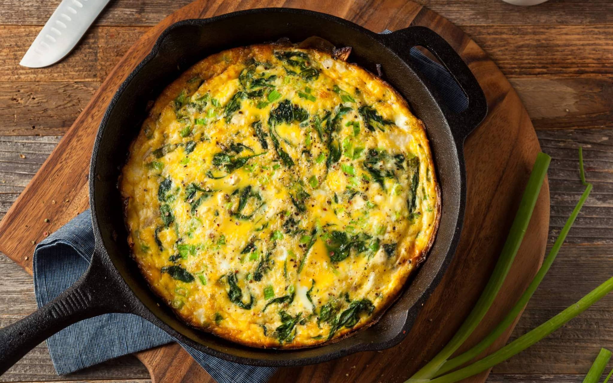 Frittata mit Spinat in einer ofenfesten Pfanne.