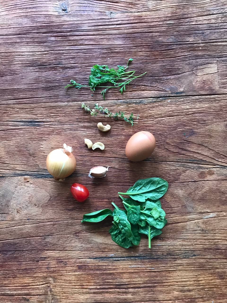 Zutaten für die Frittata mit Spinat, Tomaten und natürlich Ei.