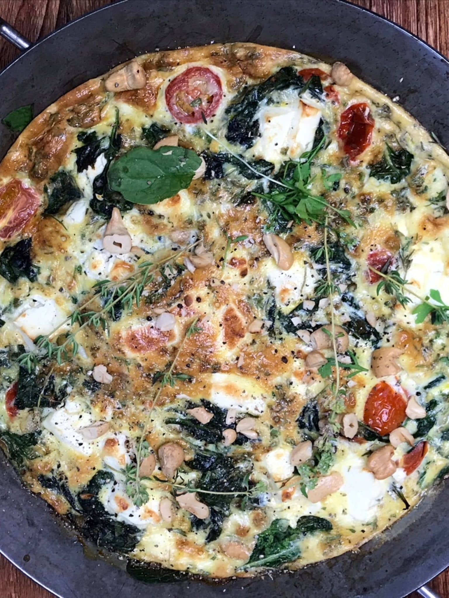 Zubereitung der Frittata mit Feta und Tomaten.
