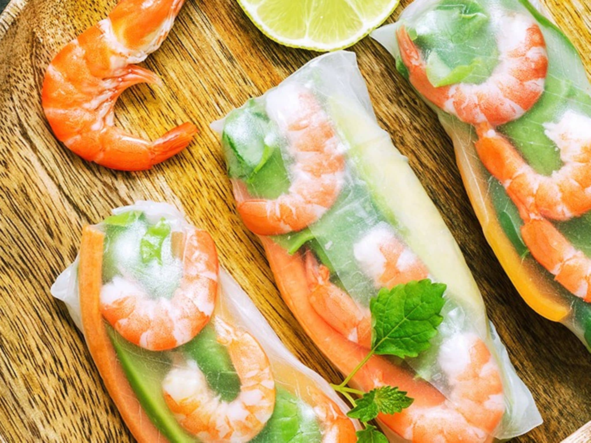 Sommerrollen mit Garnelen, Gurke und Karotte.