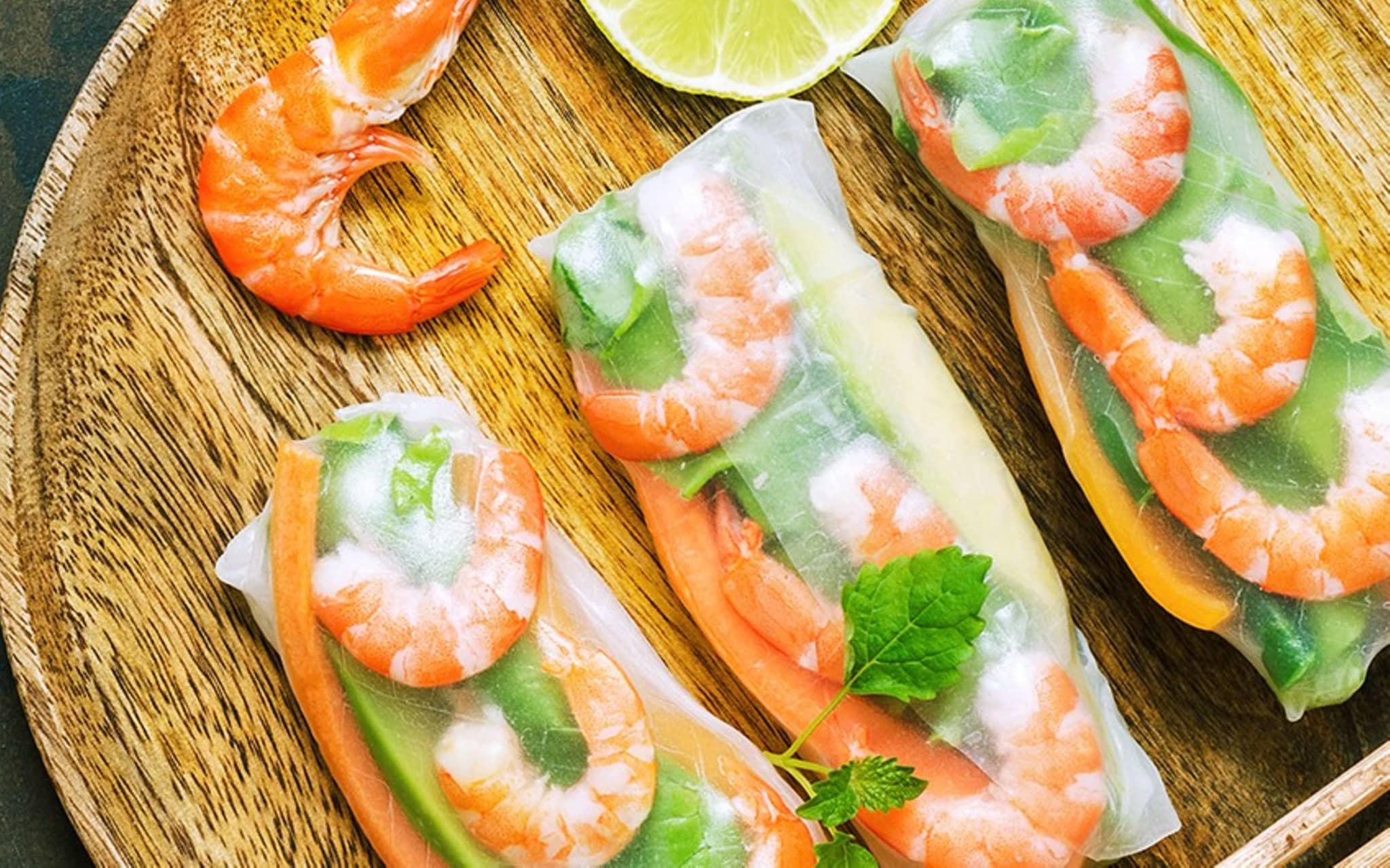 Sommerrollen mit Garnelen, Gurke und Karotte.