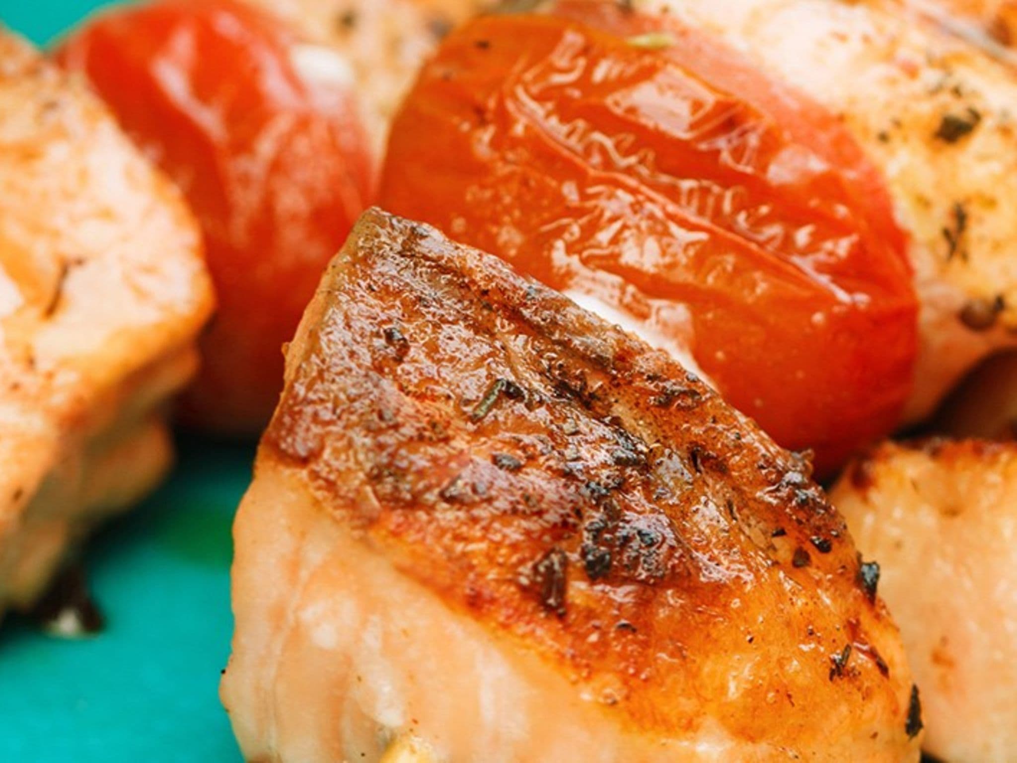 Gegrillte Lachsspieße mit Salat