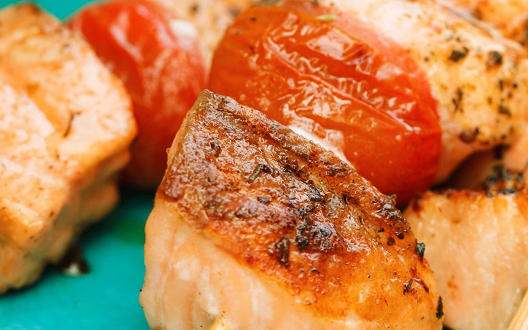 Gegrillte Lachsspieße mit Salat