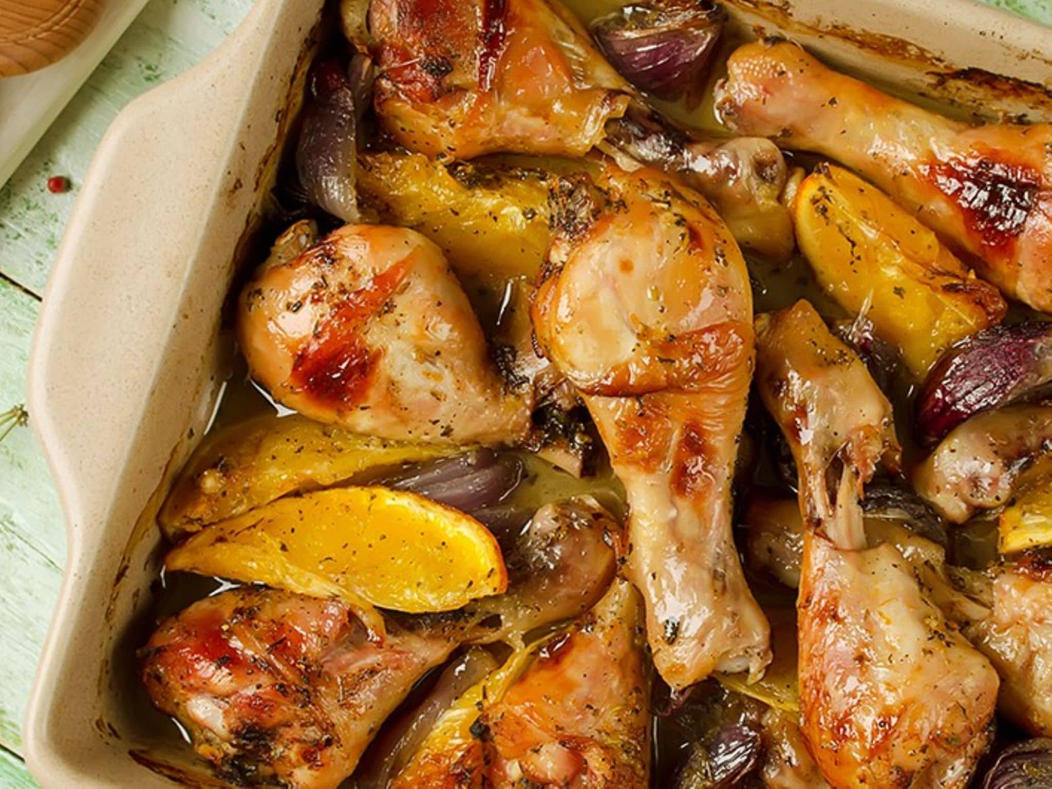 Brathähnchen mit Kartoffeln und Zwiebeln