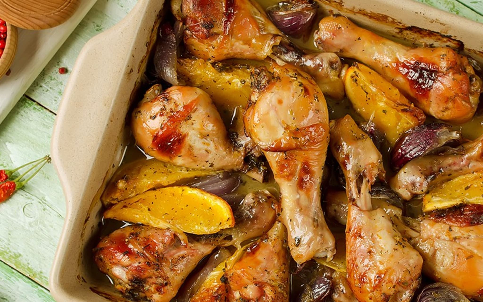 Brathähnchen mit Kartoffeln und Zwiebeln