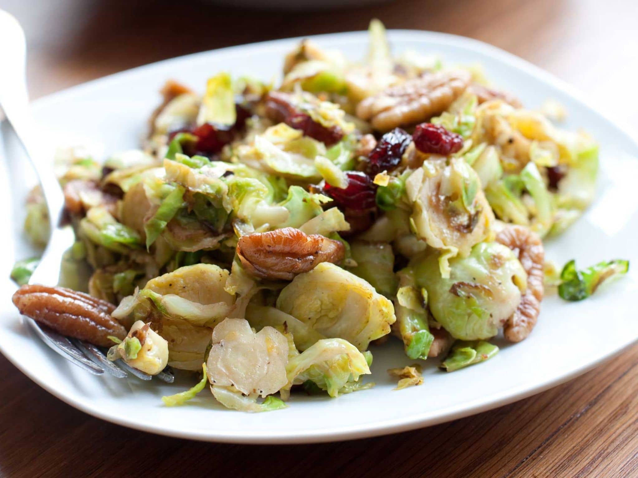 Rosenkohl mit Nüssen und Speck auf einem Teller