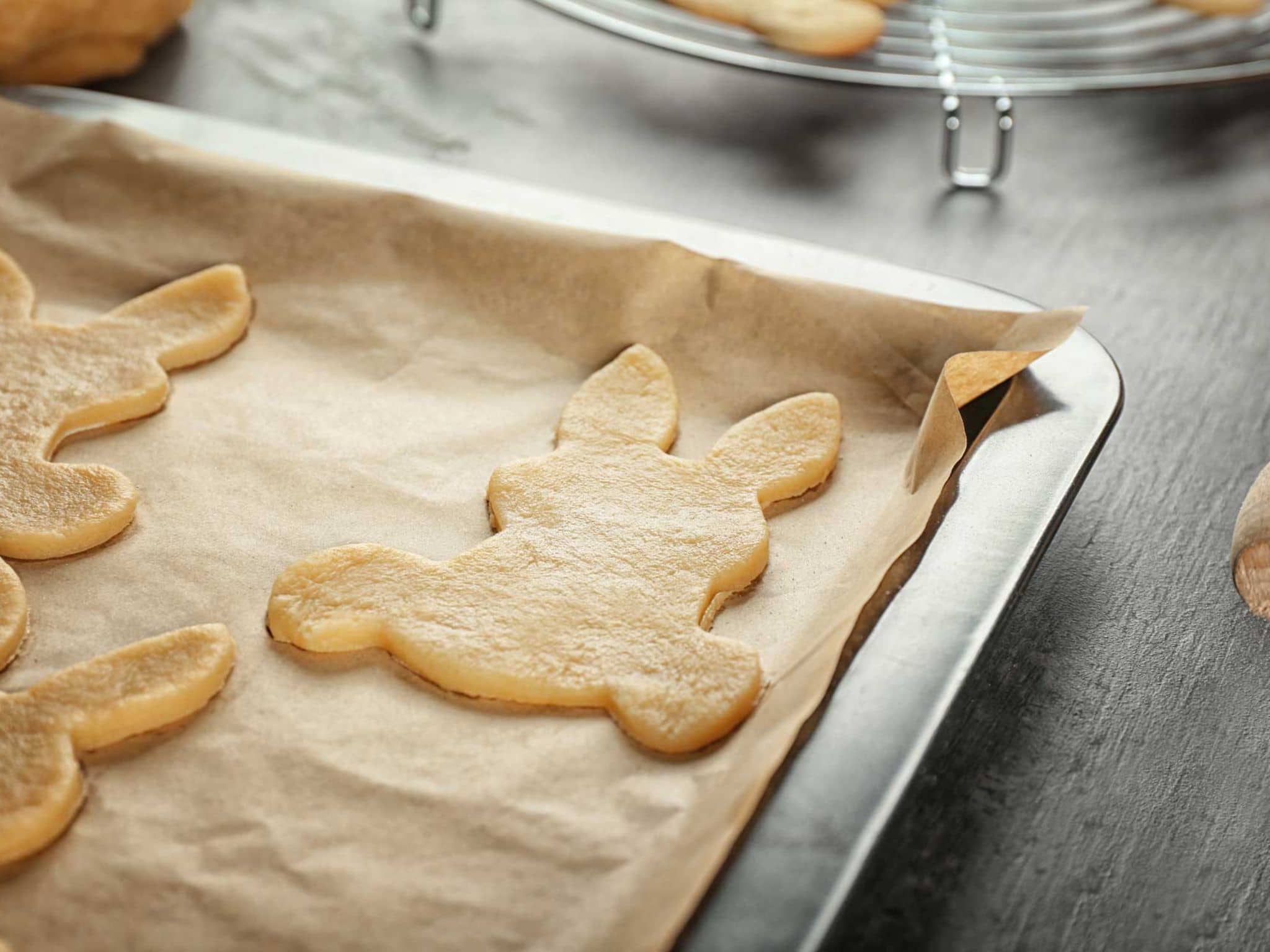 Ausgestochene Hasenplätzchen auf dem Backblech