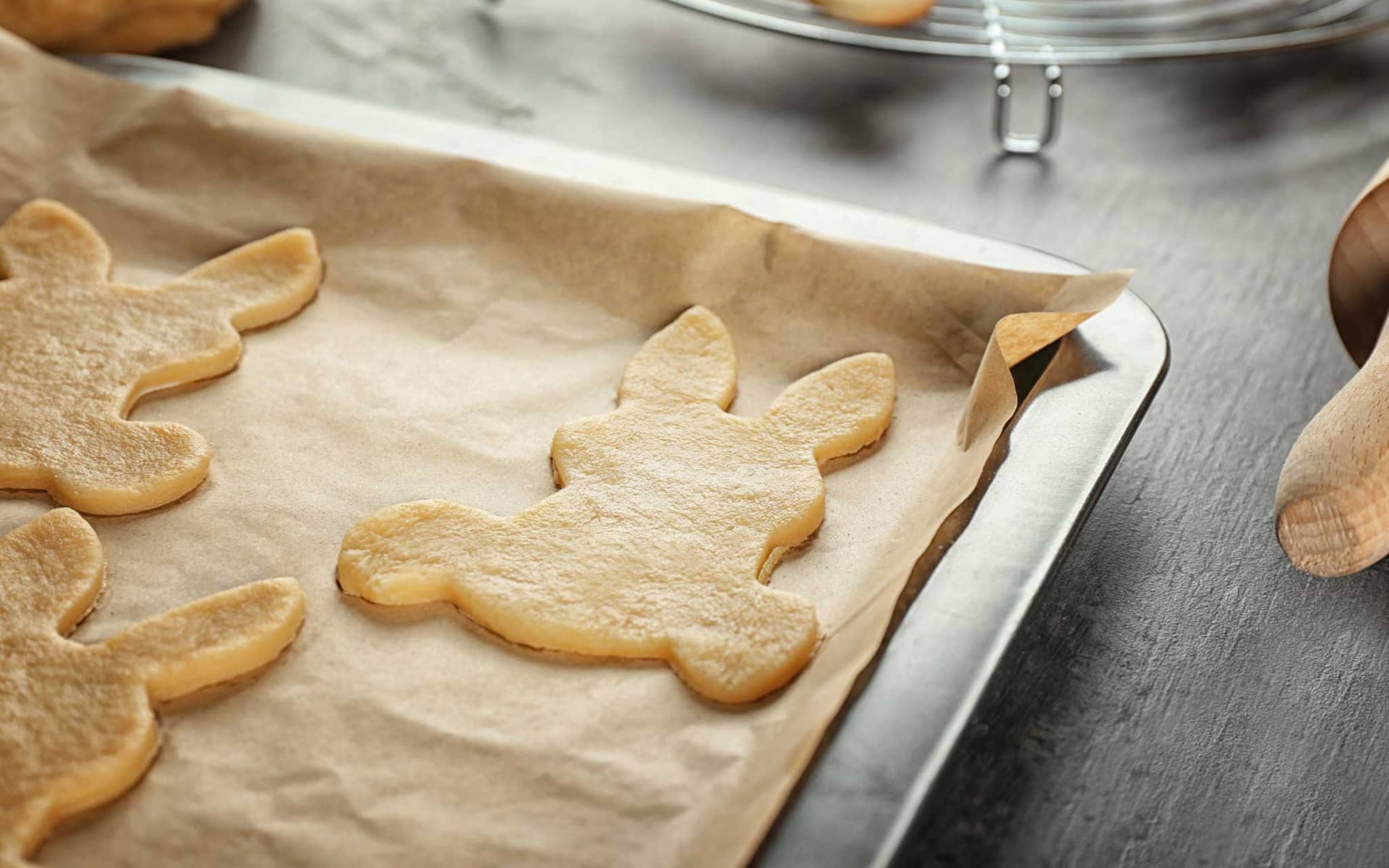 Ausgestochene Hasenplätzchen auf dem Backblech