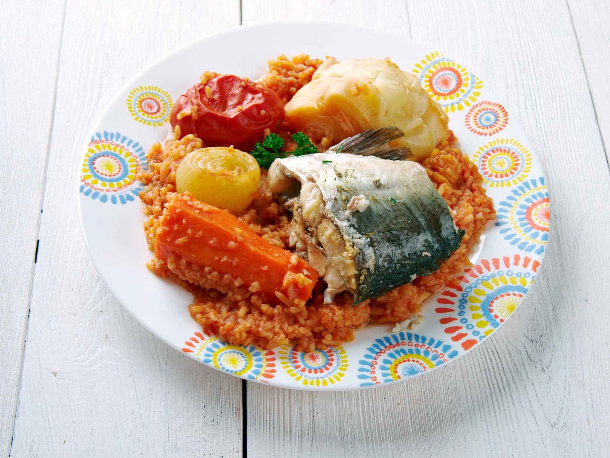 Thieboudienne auf einem bunten Teller