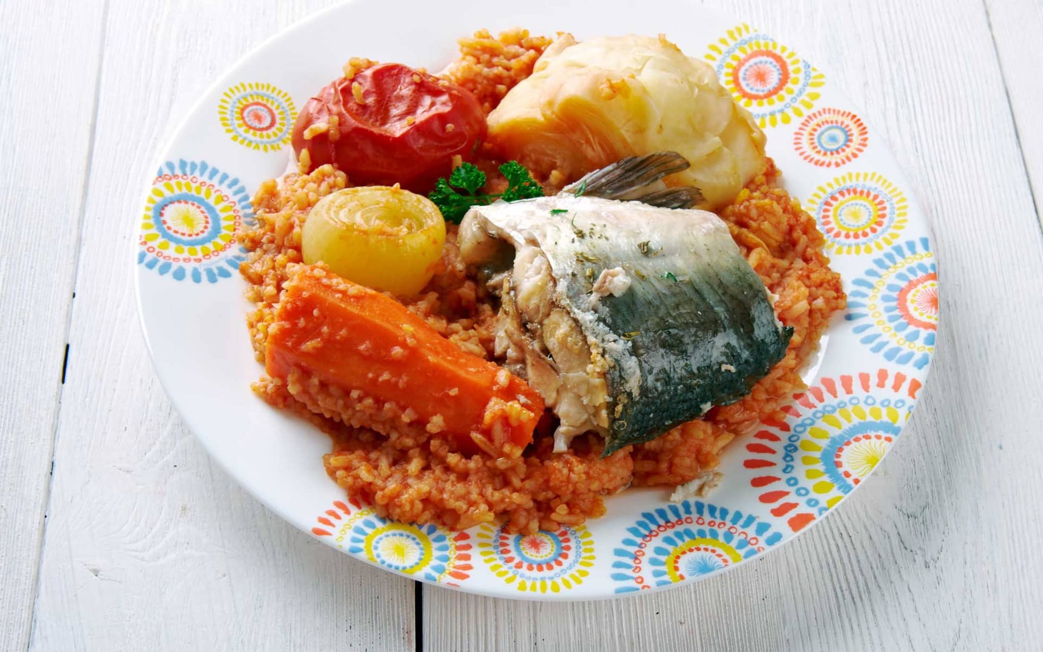 Thieboudienne auf einem bunten Teller