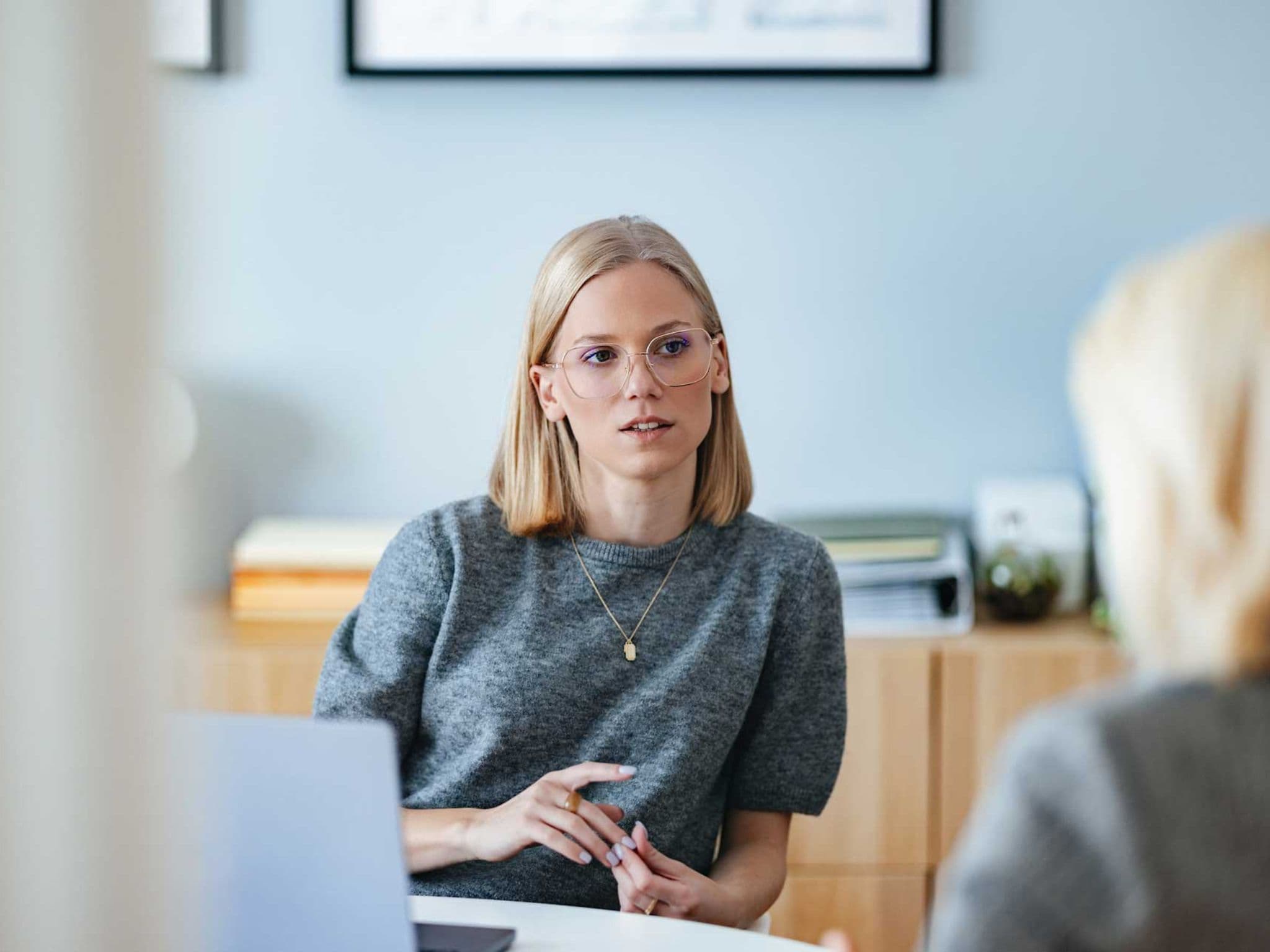 Frau guckt nachdenklich ihr Gegenüber an