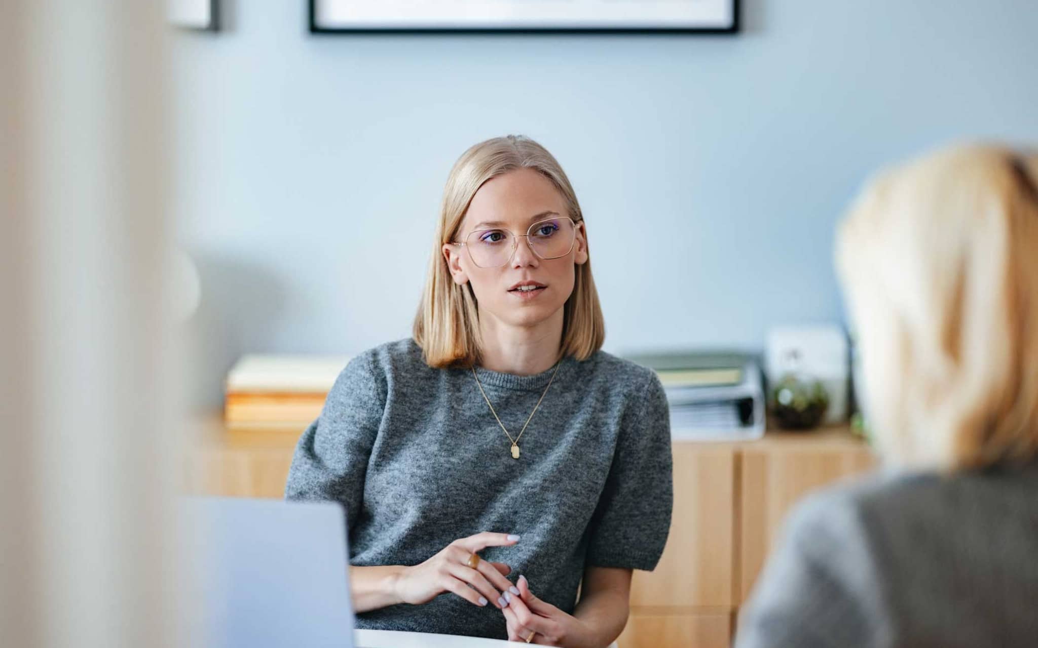 Frau guckt nachdenklich ihr Gegenüber an