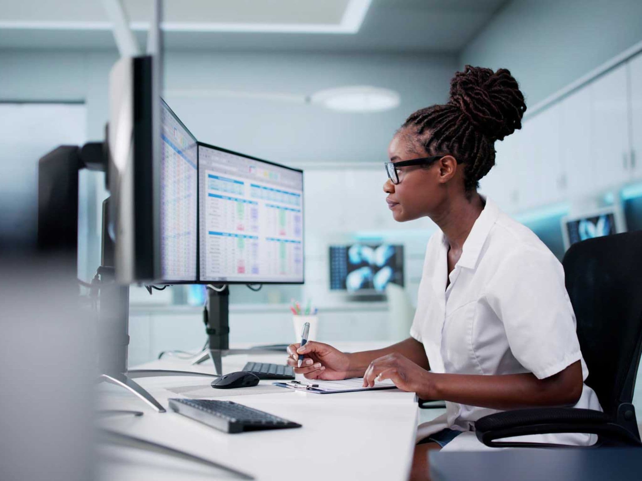 Krankenschwester arbeitet am Computer