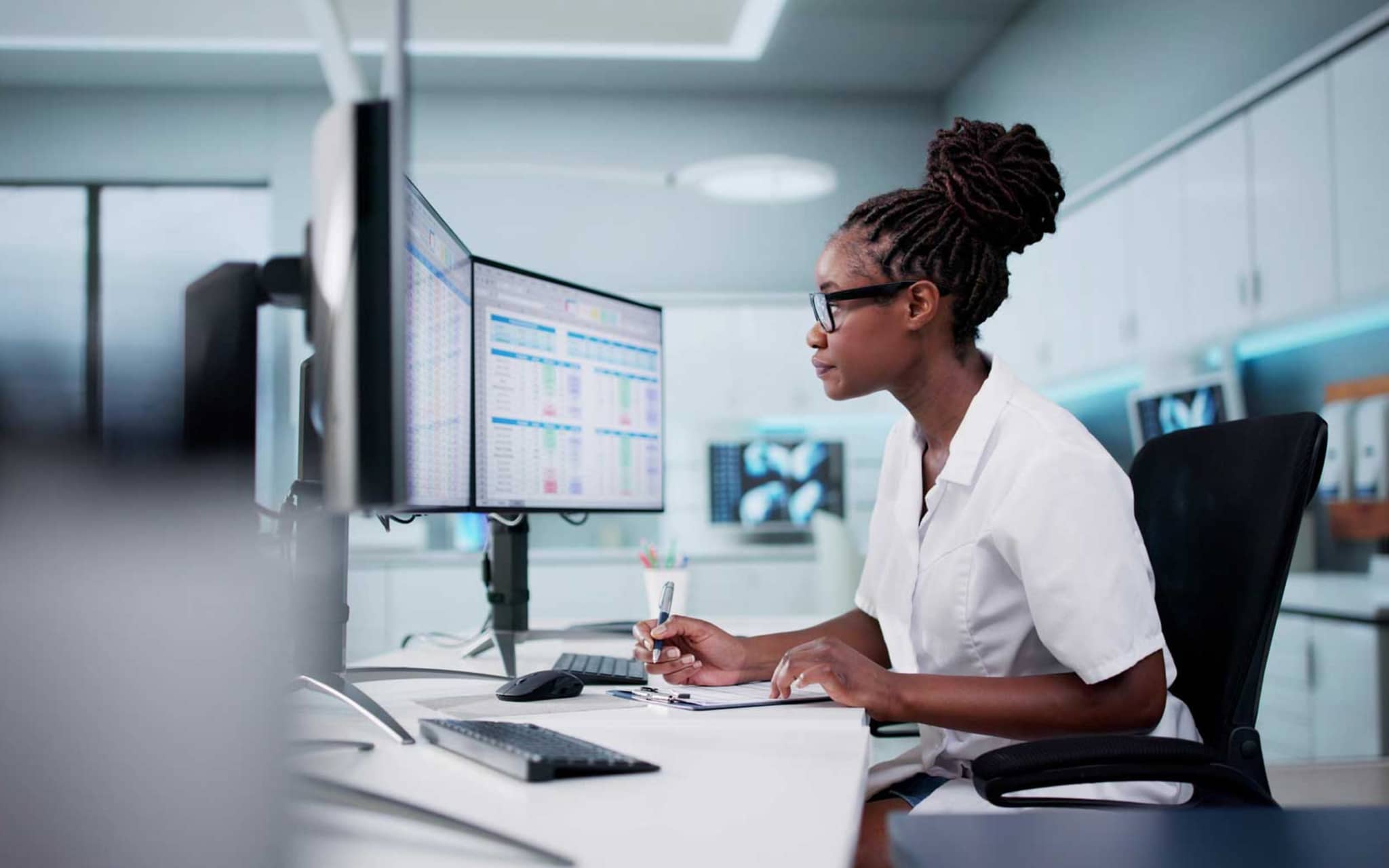 Krankenschwester arbeitet am Computer