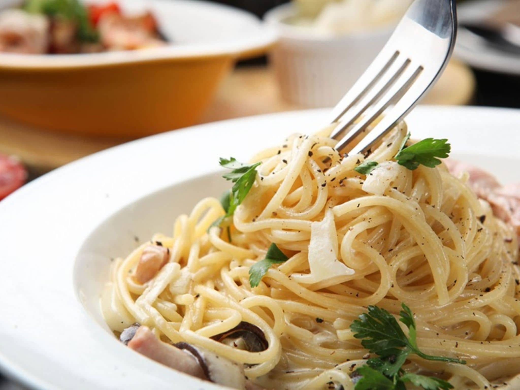 Spaghetti Cabonara: Teller voll mit Spaghetti und eine Gabel