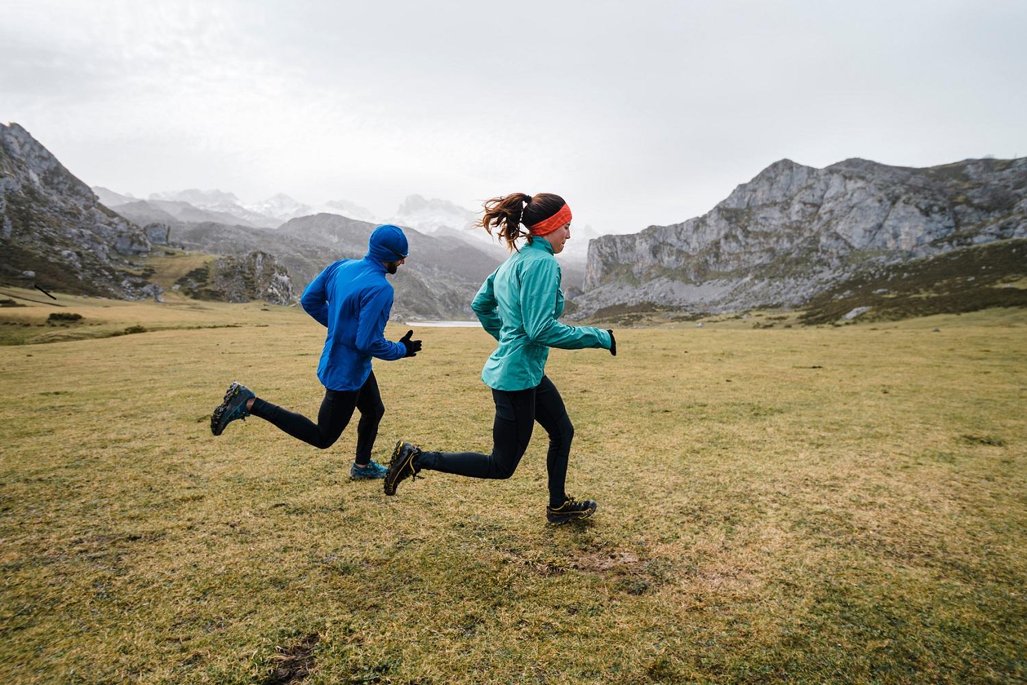 Fitmacher Ausdauertraining: Mann und Frau joggen auf einem Feld