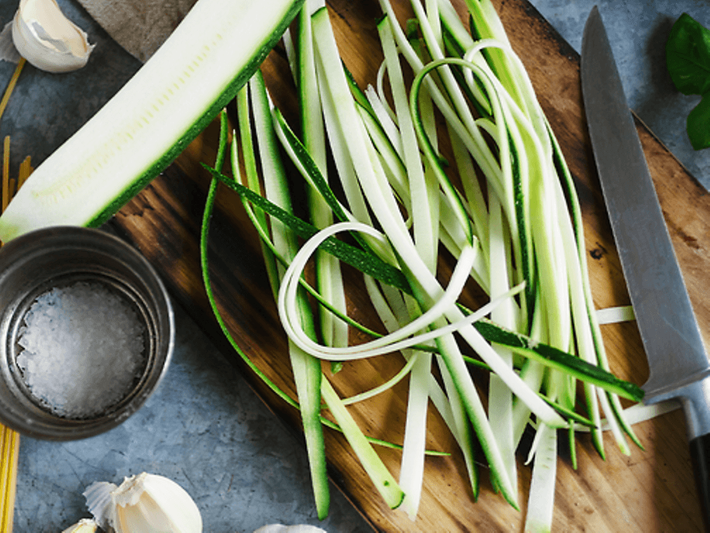 Low Carb: Zucchinibänder für ein vegetarisches Nudelgericht