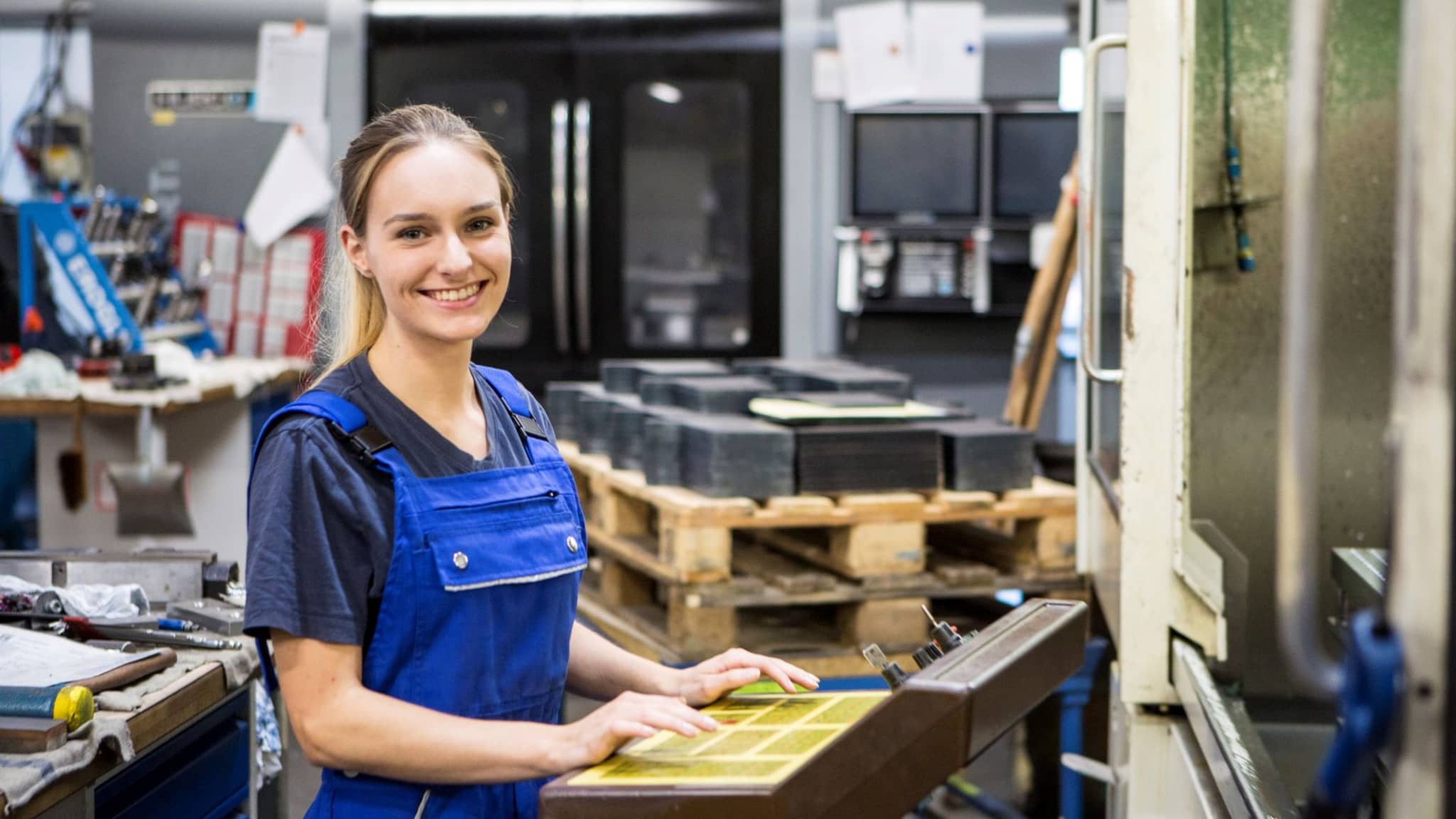 O tânără din România lucrează într-o întreprindere din Germania