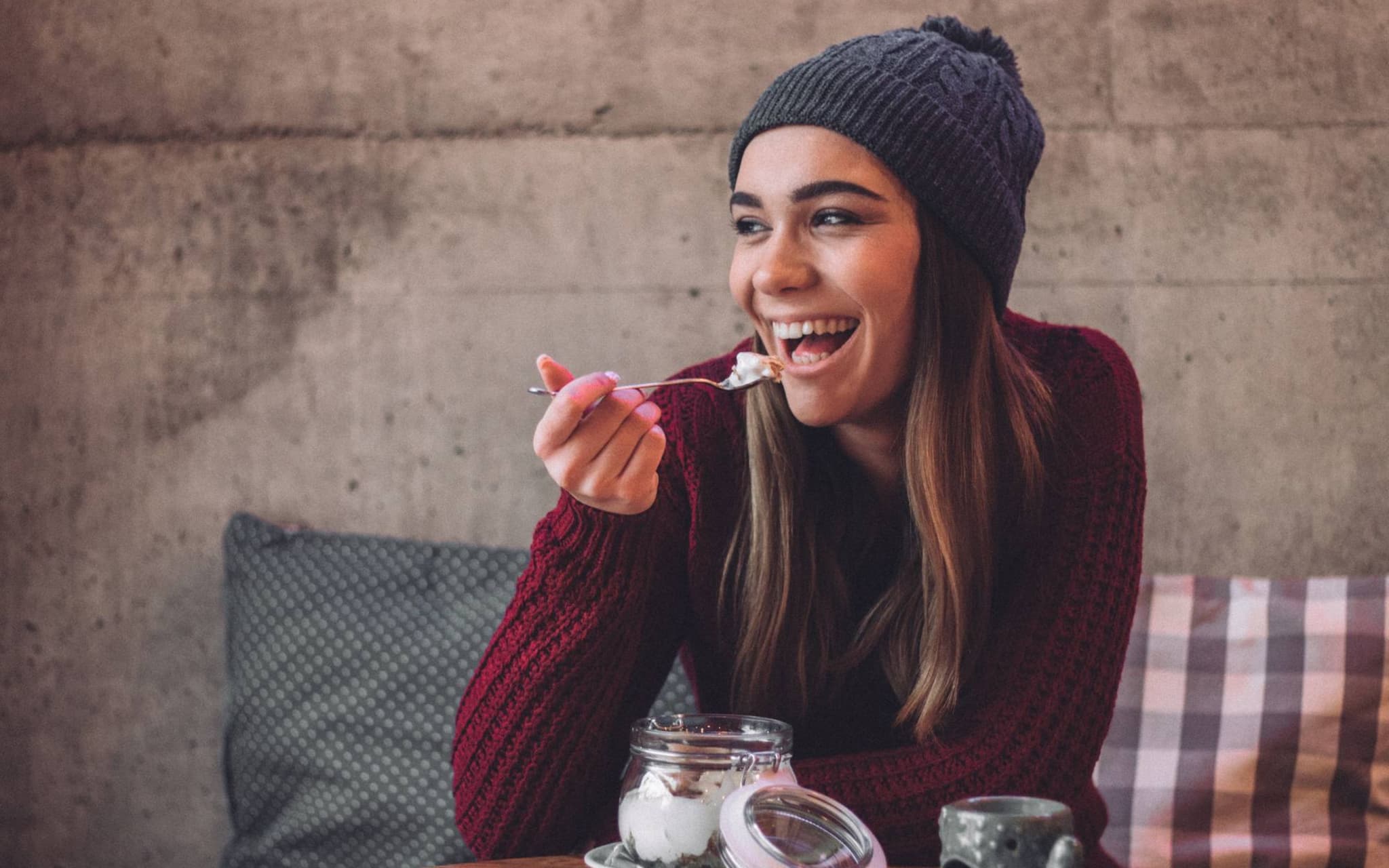 Auszubildene macht eine gesunde Pause als Teil der topfit Azubi Challenge
