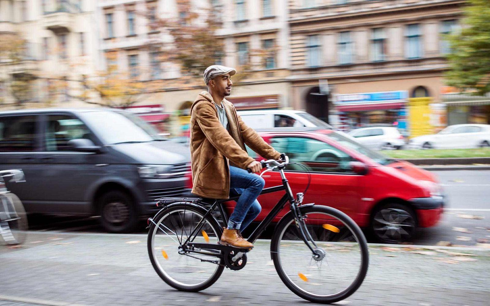 Herzrhythmusstörungen: Ein Mann fährt mit einem Fahrrad auf der Straße.