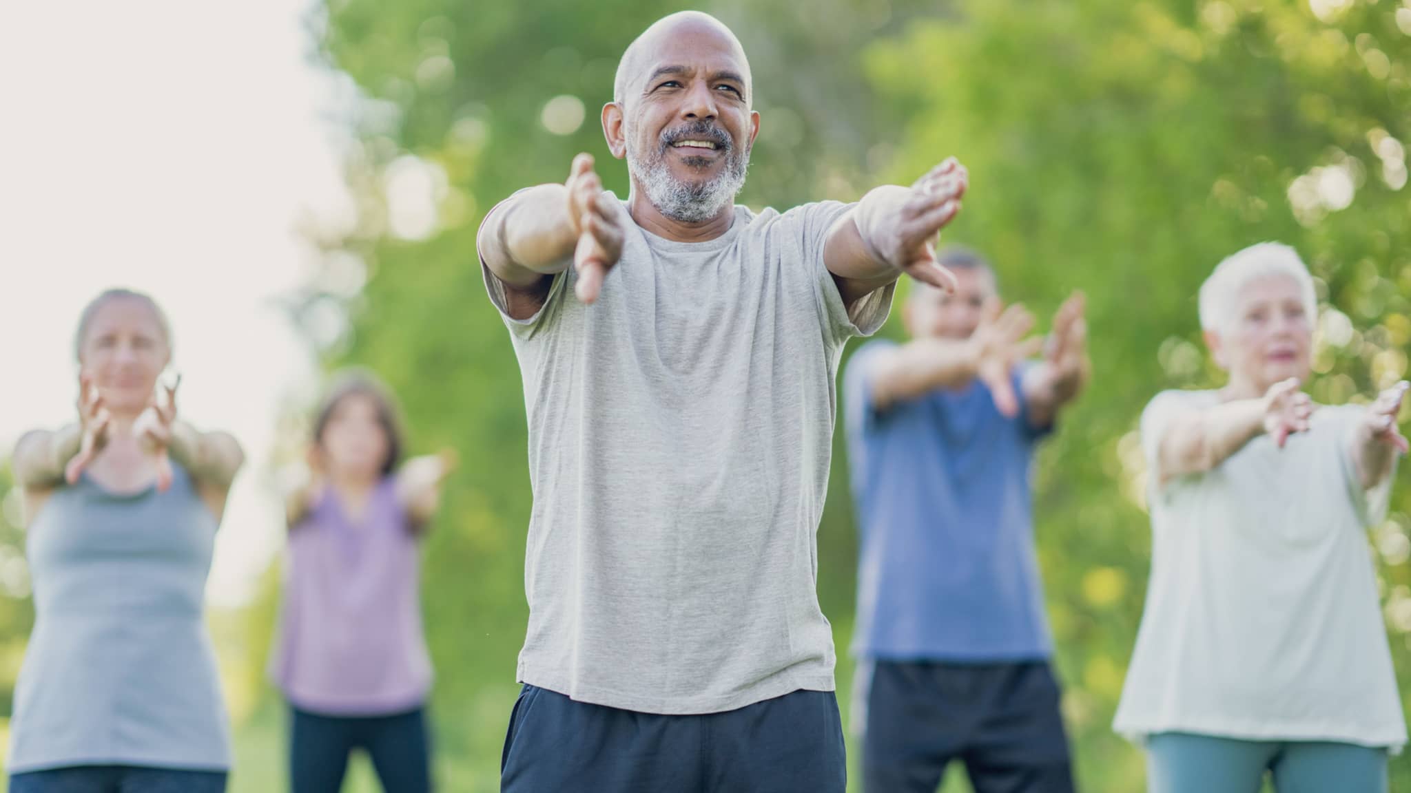 Gruppe von Menschen macht Tai Chi in einem Park