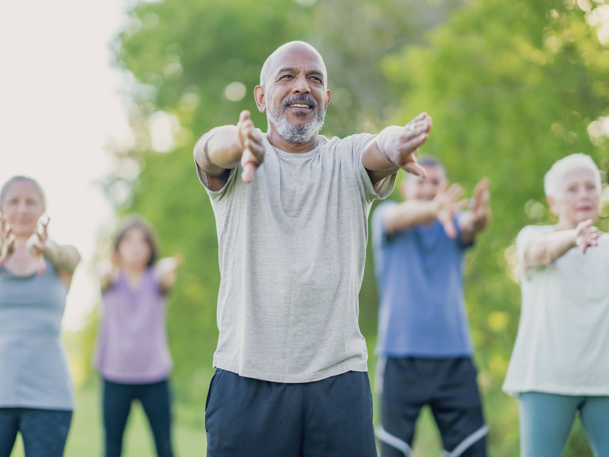 Gruppe von Menschen macht Tai Chi in einem Park