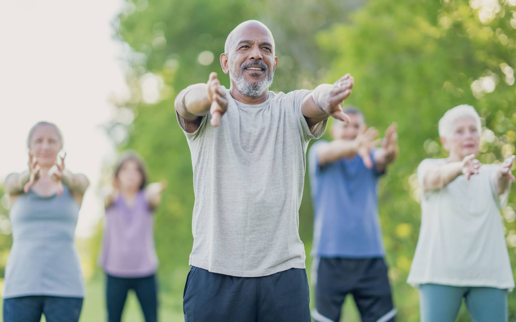 Gruppe von Menschen macht Tai Chi in einem Park