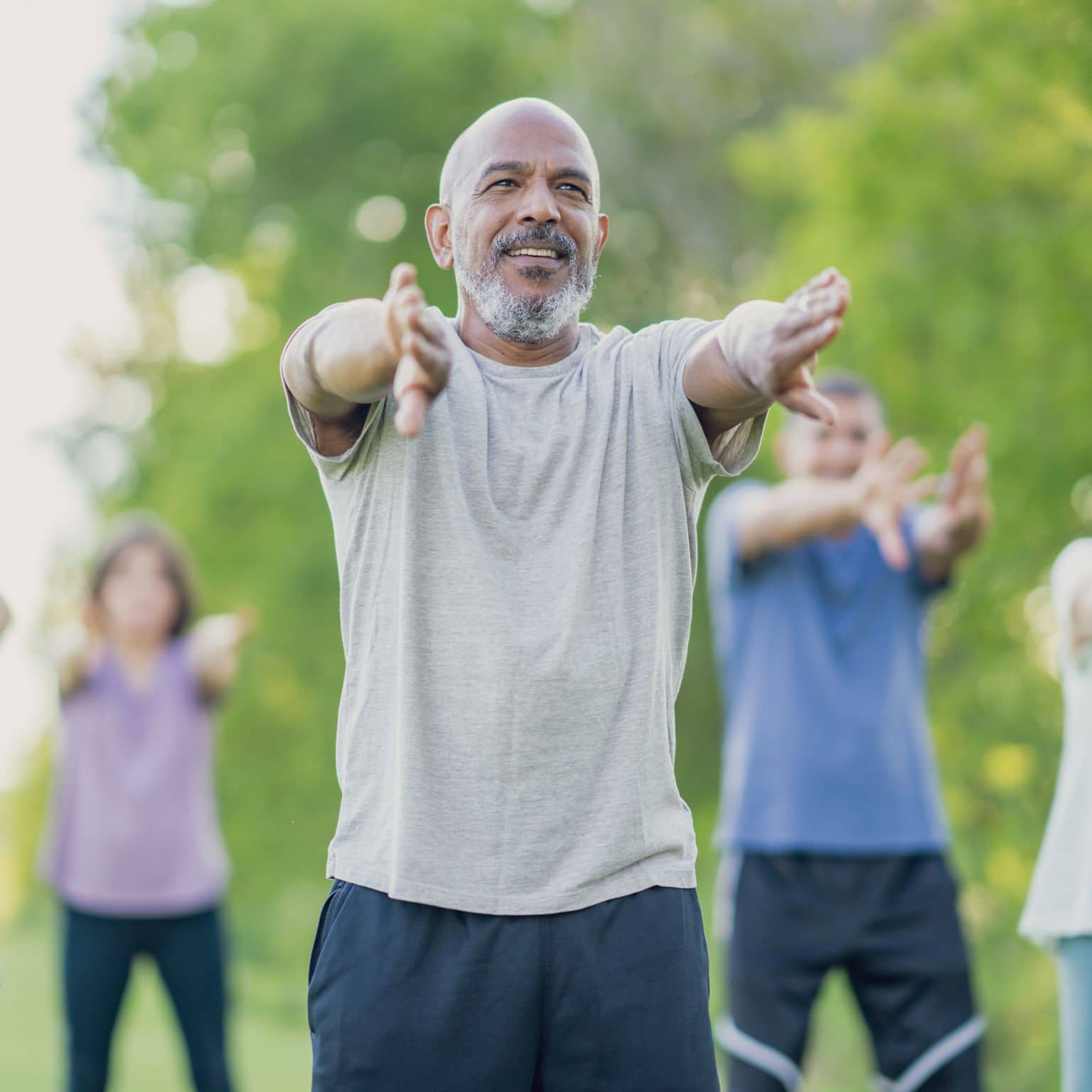 Gruppe von Menschen macht Tai Chi in einem Park
