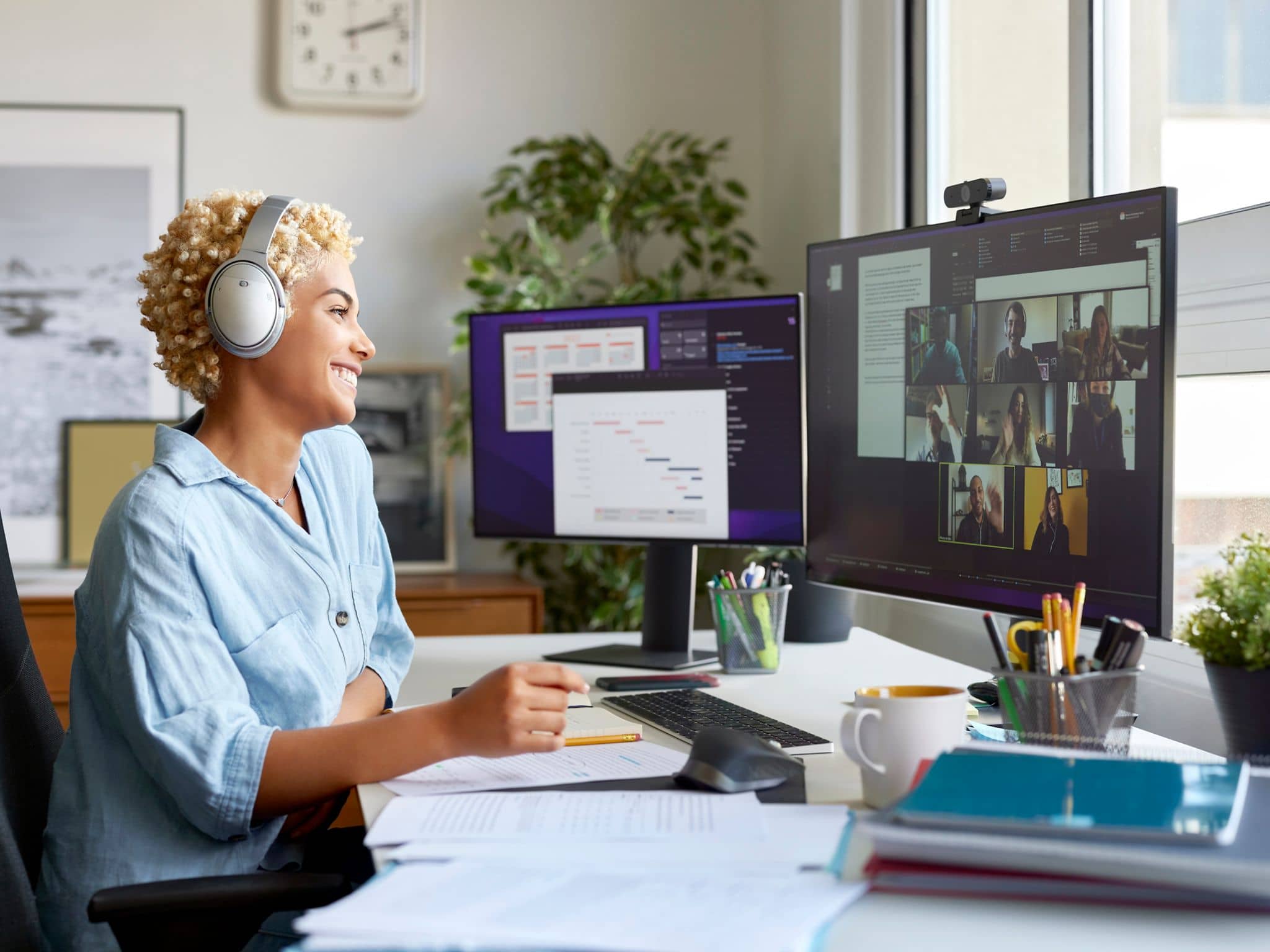 Eine Frau sitzt ergonomisch am PC im Homeoffice.