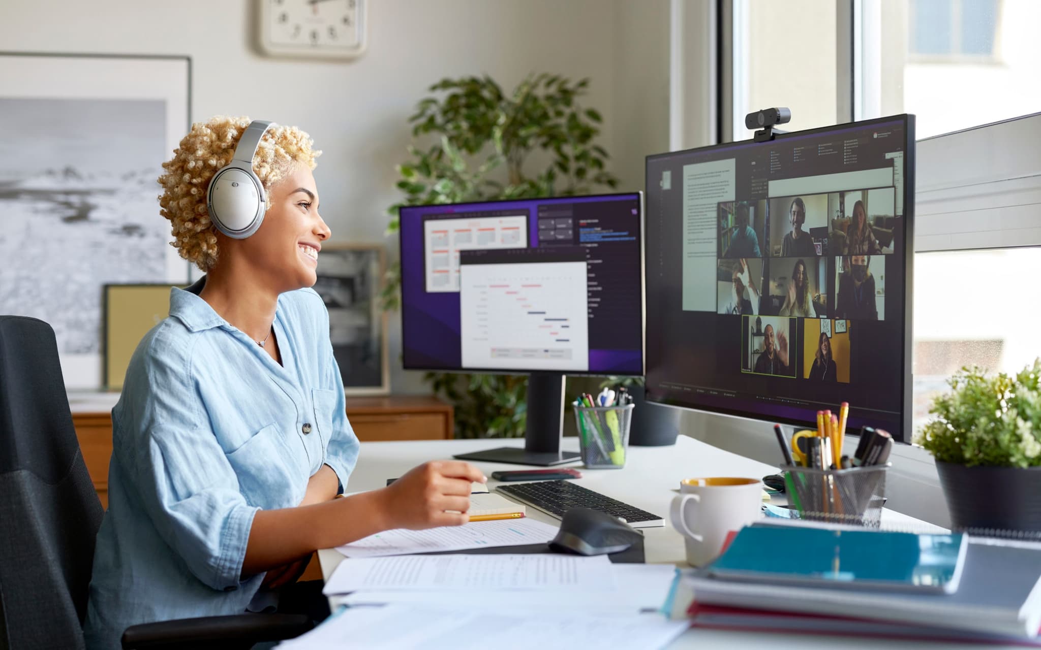 Eine Frau sitzt ergonomisch am PC im Homeoffice.