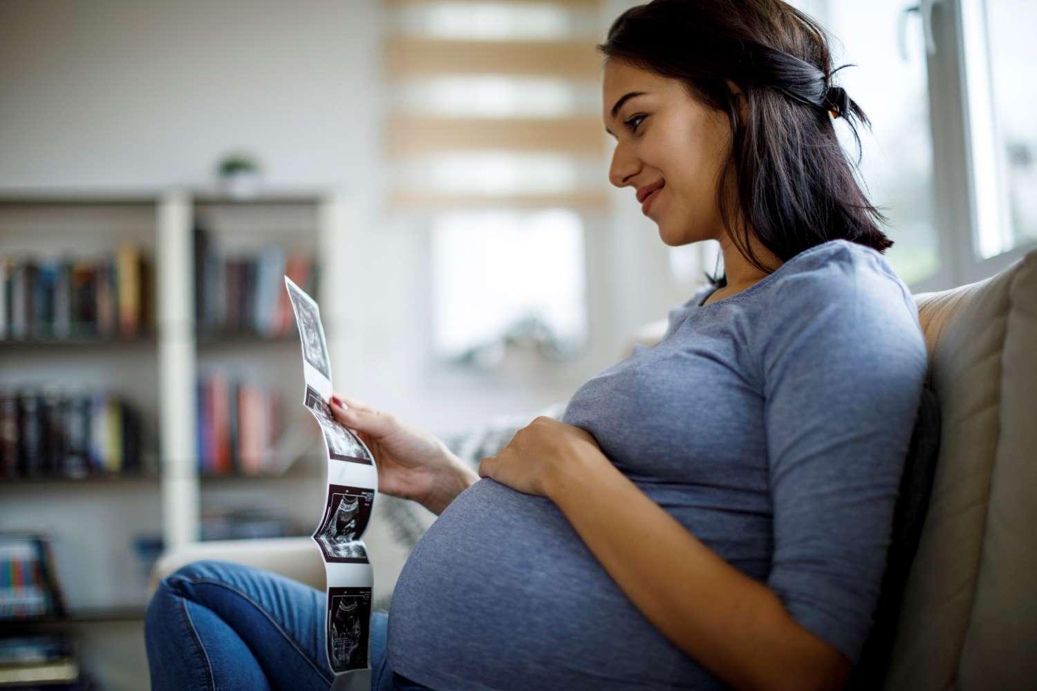 B-Streptokokken-Test: Schwangere schaut auf Ultraschallfotos
