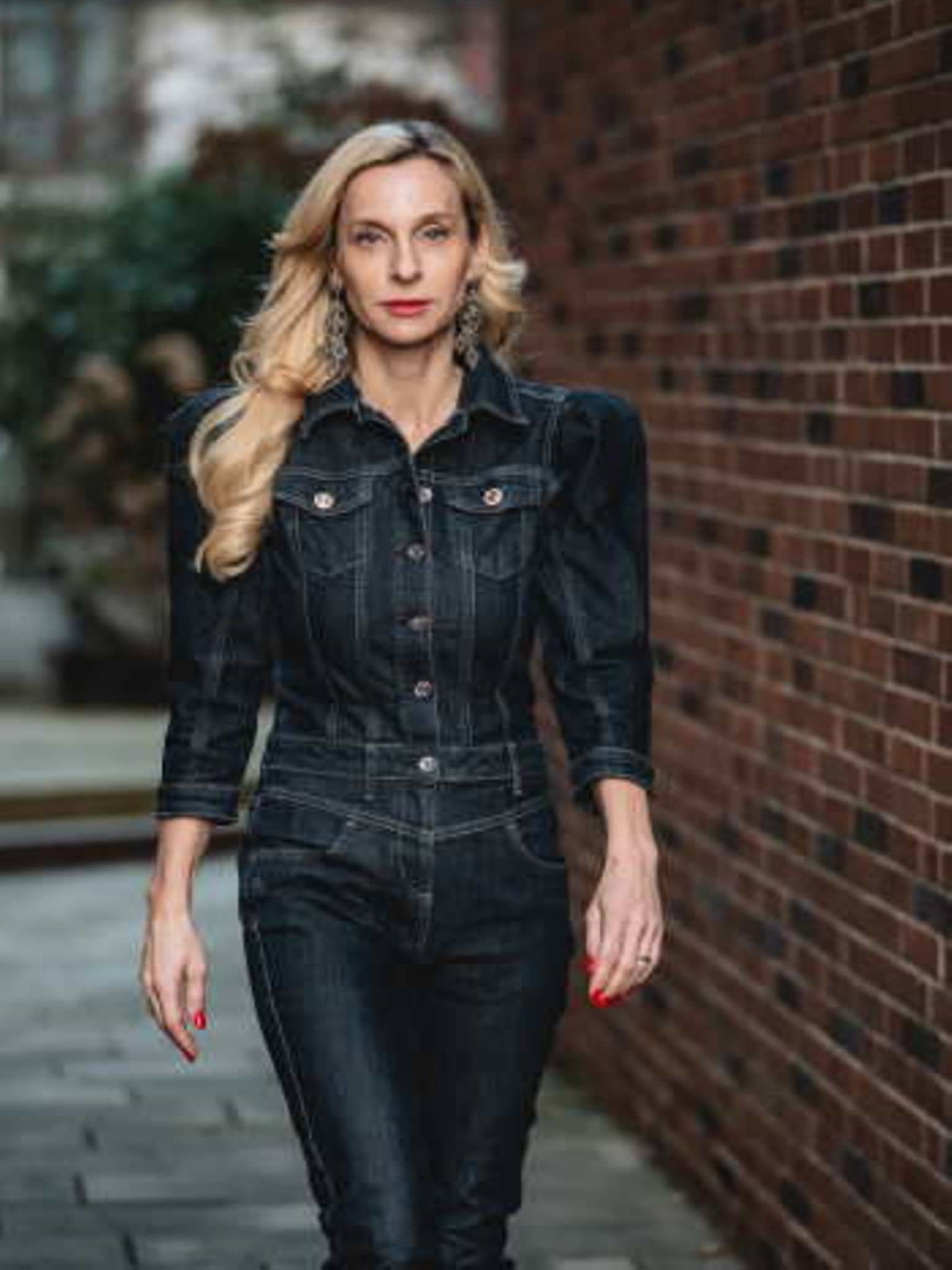 Vorbereitung Gespräch Wechseljahre: Ärztin Claudia Thorn im Ganzkörperportrait